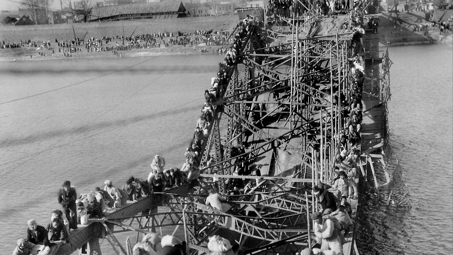 6. Fuite de réfugiés à travers le pont détruit en Corée