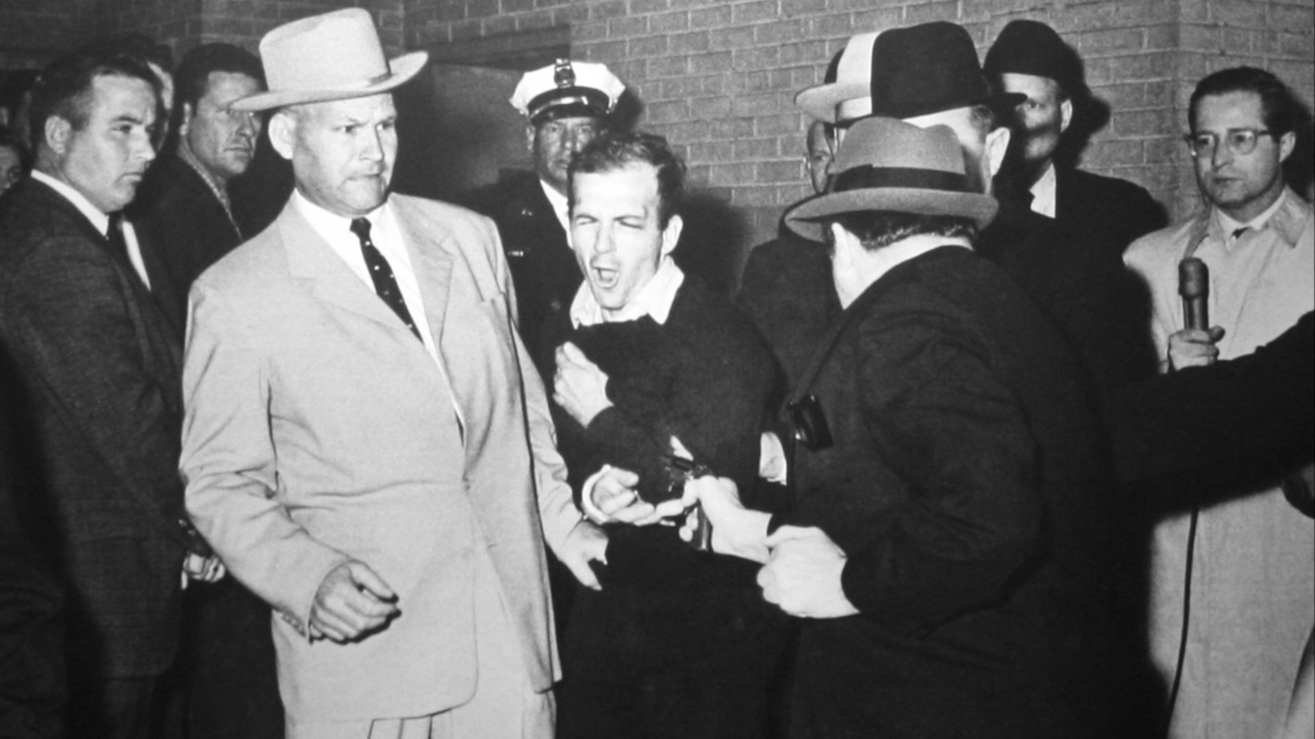 14. Jack Ruby abat Lee Harvey Oswald