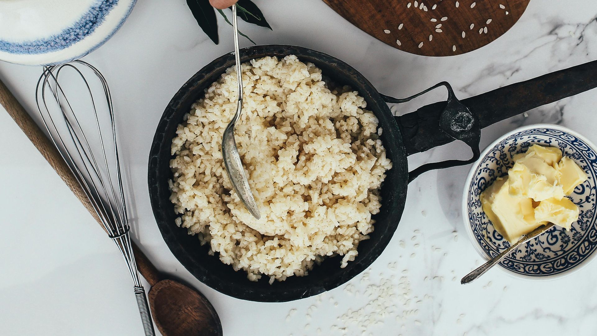 9. Ajouter du beurre ou de l'huile aux pâtes ou au riz bouillis après la cuisson