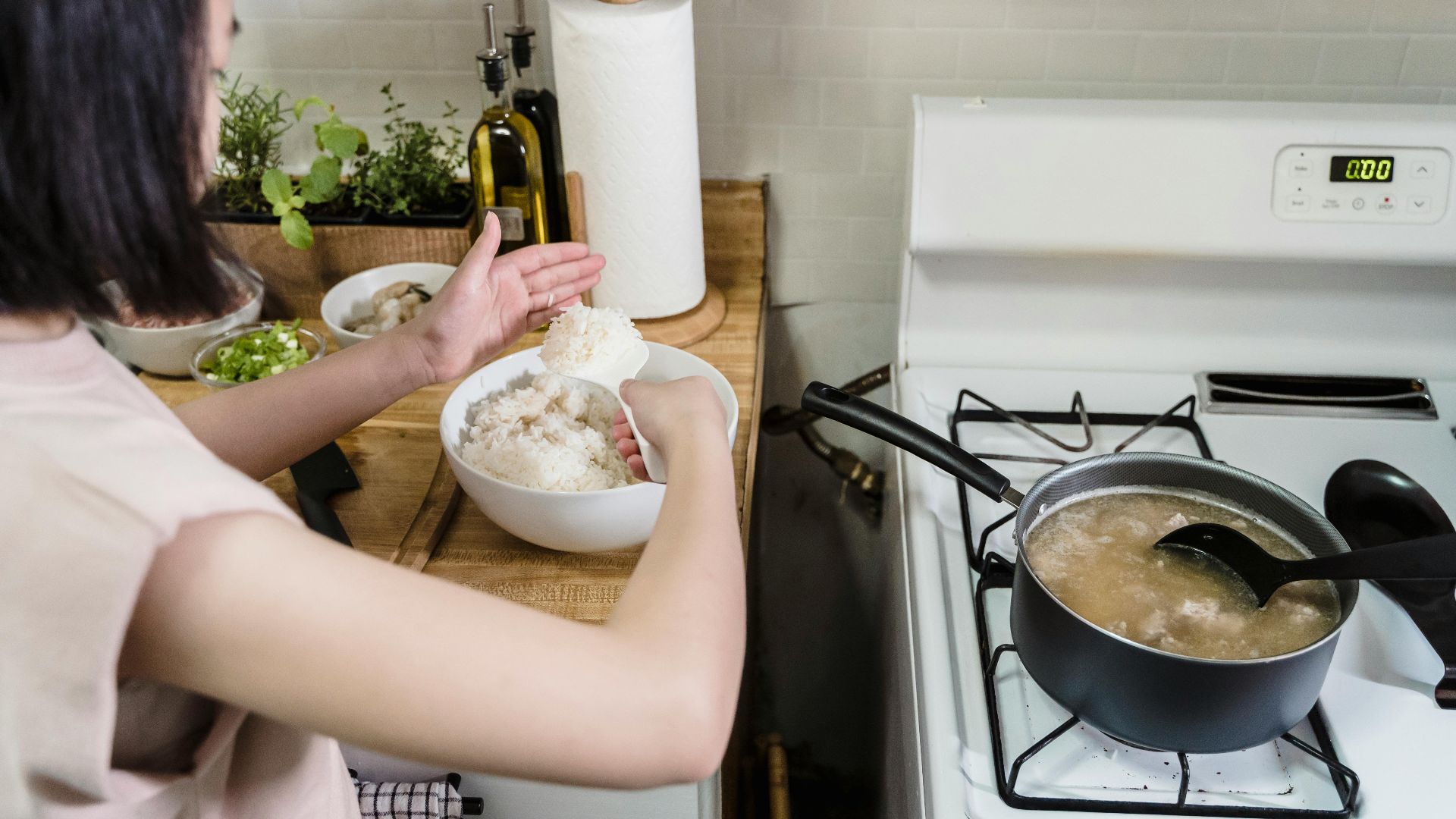 9. Mélanger les pâtes ou le riz dans de l'eau ou du bouillon infusé aux herbes après la cuisson