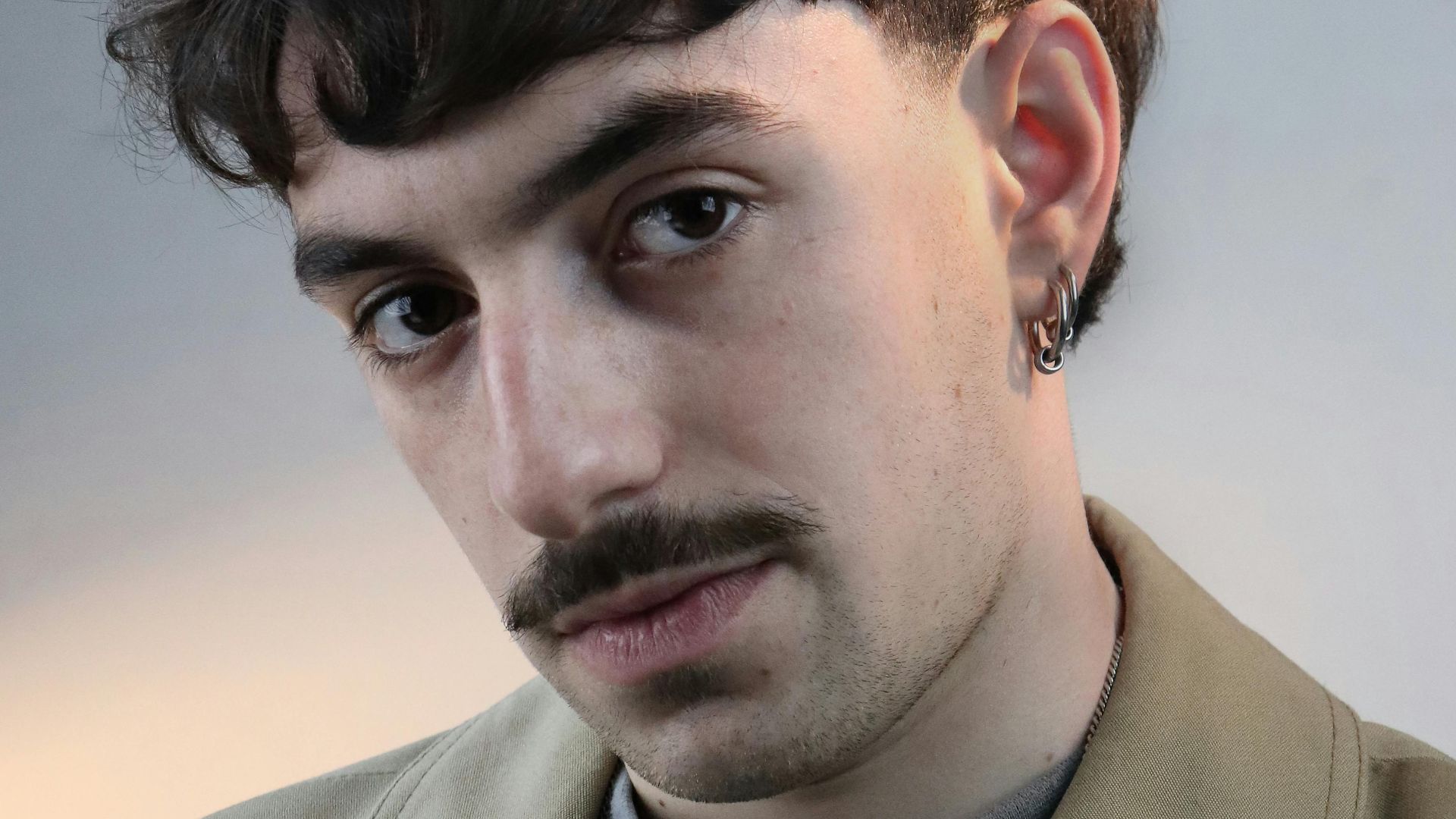 8. Moustache avec barbe subtile