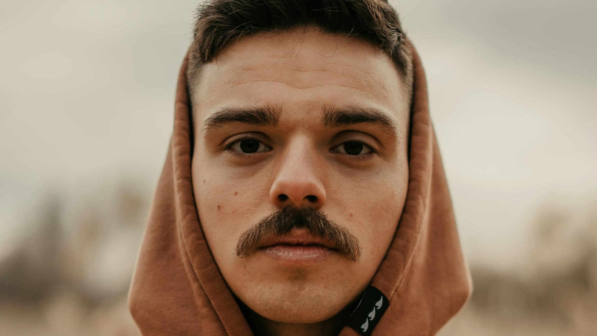 10. Moustache en chevron