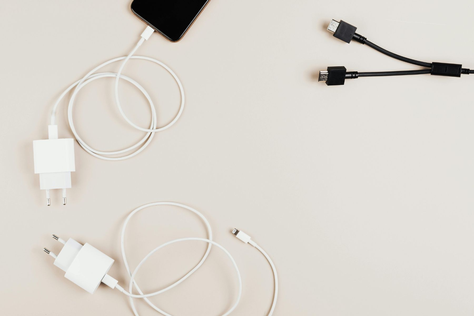 Un enchevêtrement de chargeurs