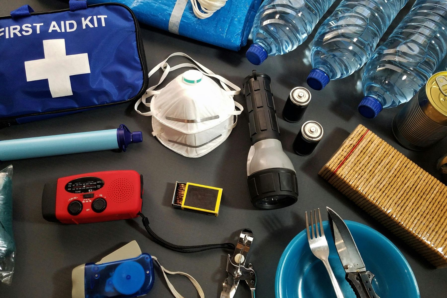 Lampe de poche et trousse de premiers secours