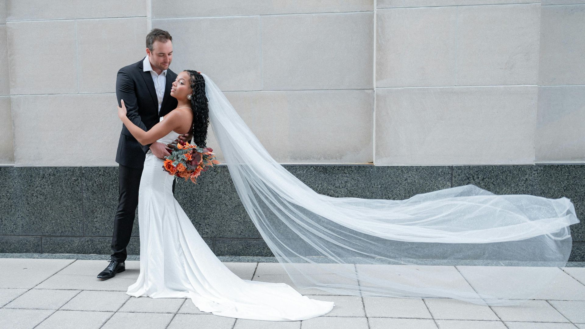 15. Ajouter une cape ou un drapé d'épaule dramatique