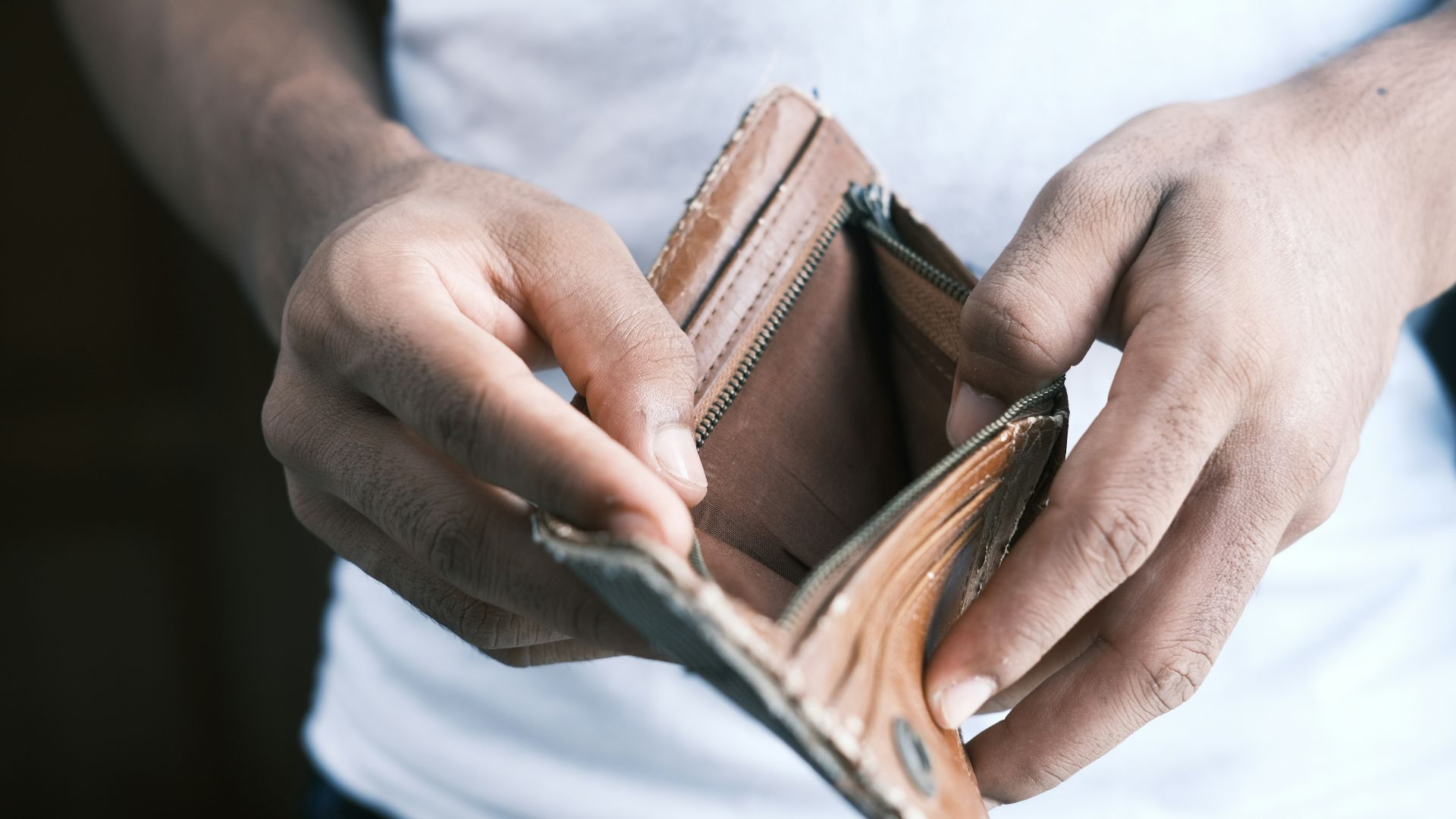 10. Il est financièrement instable
