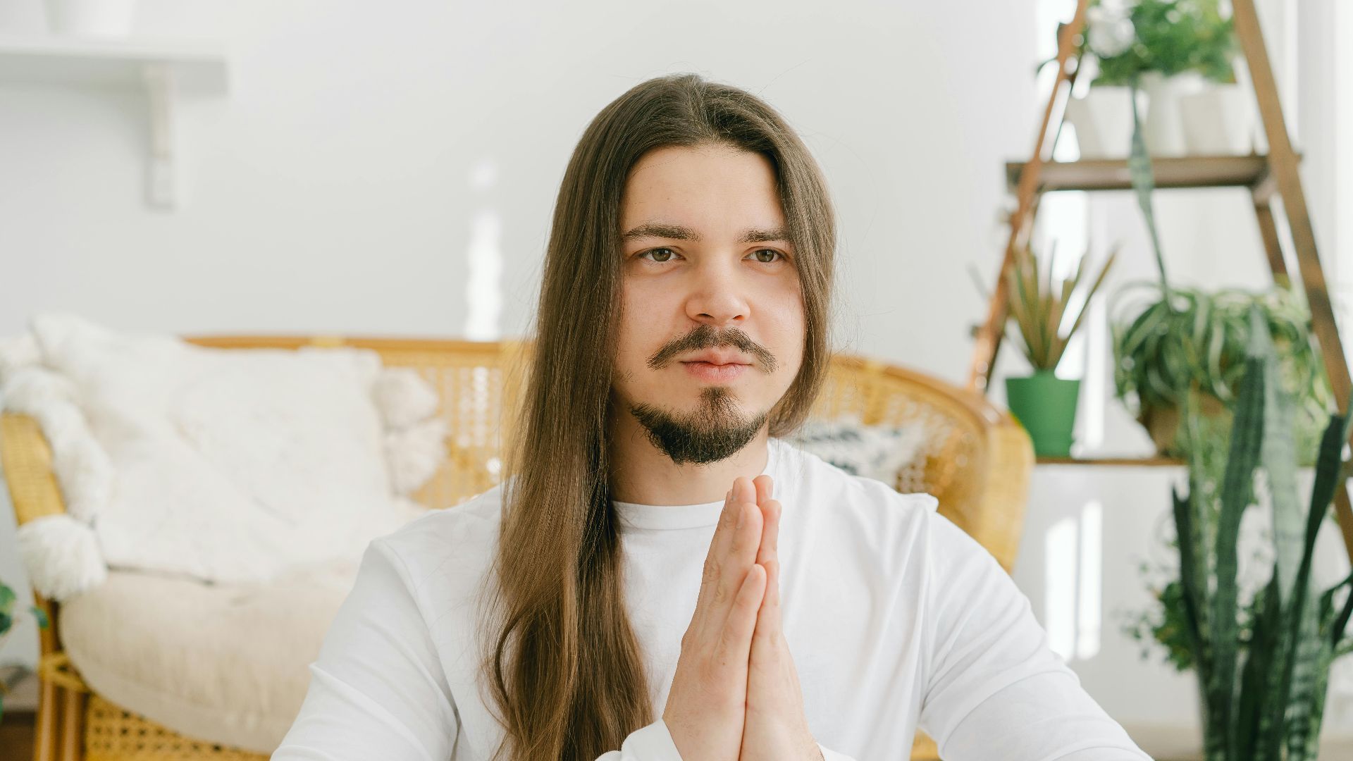 13. Cheveux longs et raides