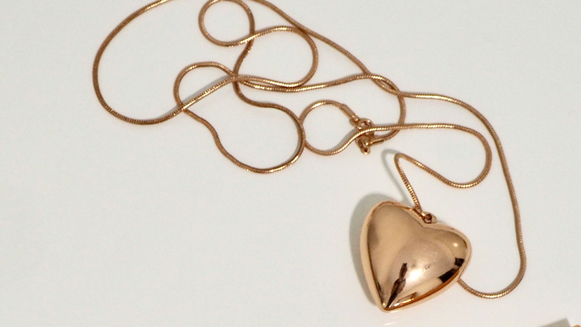 10. Colliers à médaillon en or