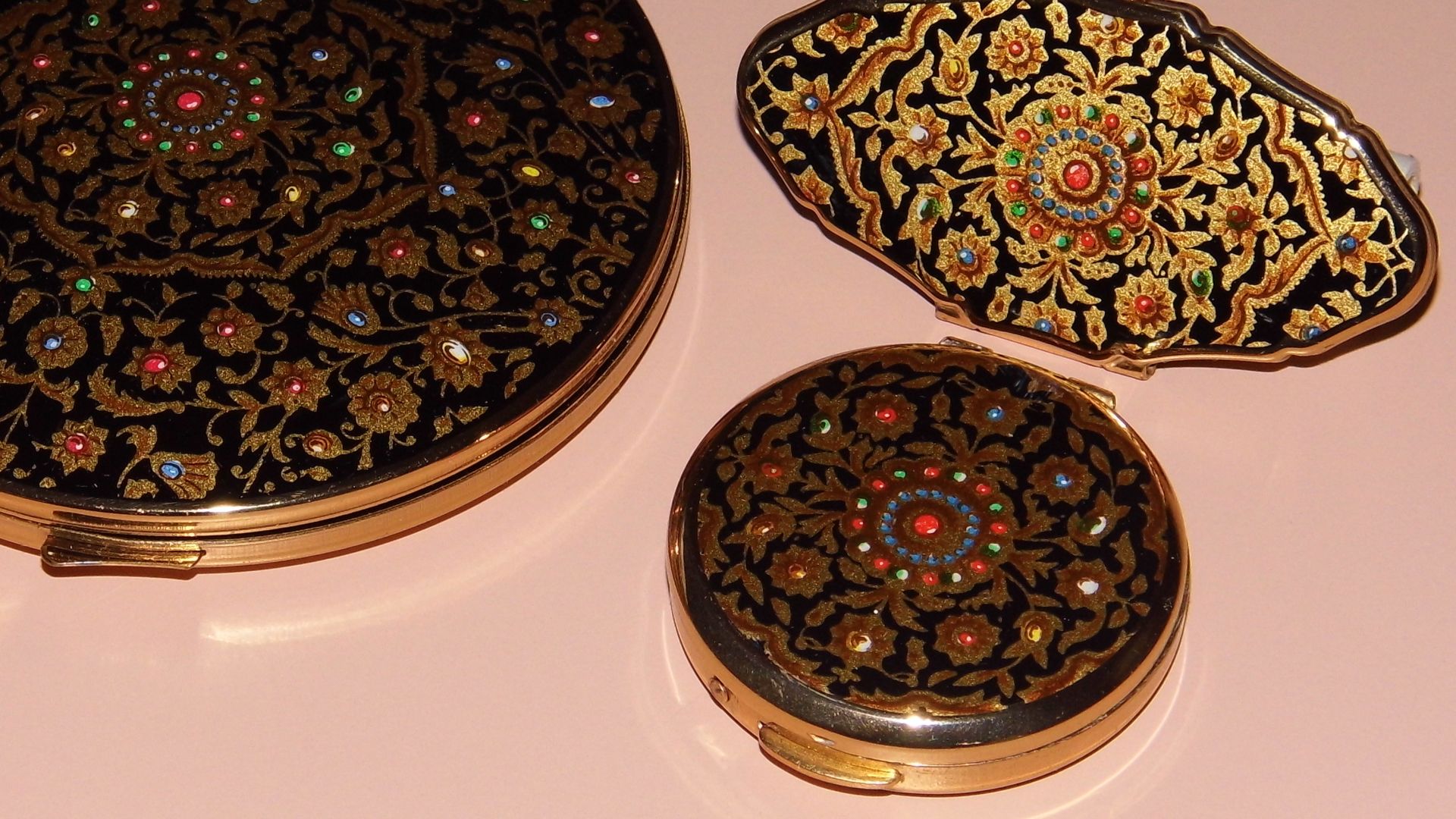 18. Miroirs compacts ornés de bijoux