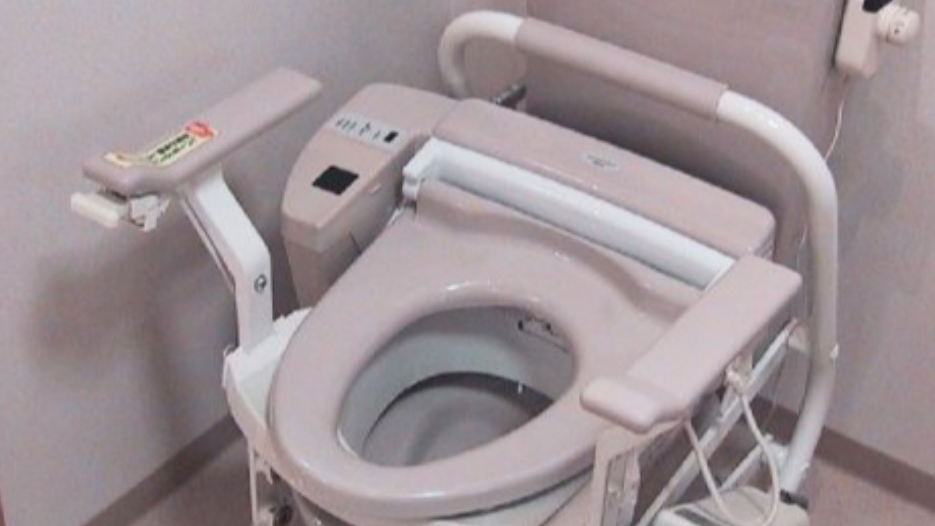 6. Utiliser un siège de toilette surélevé