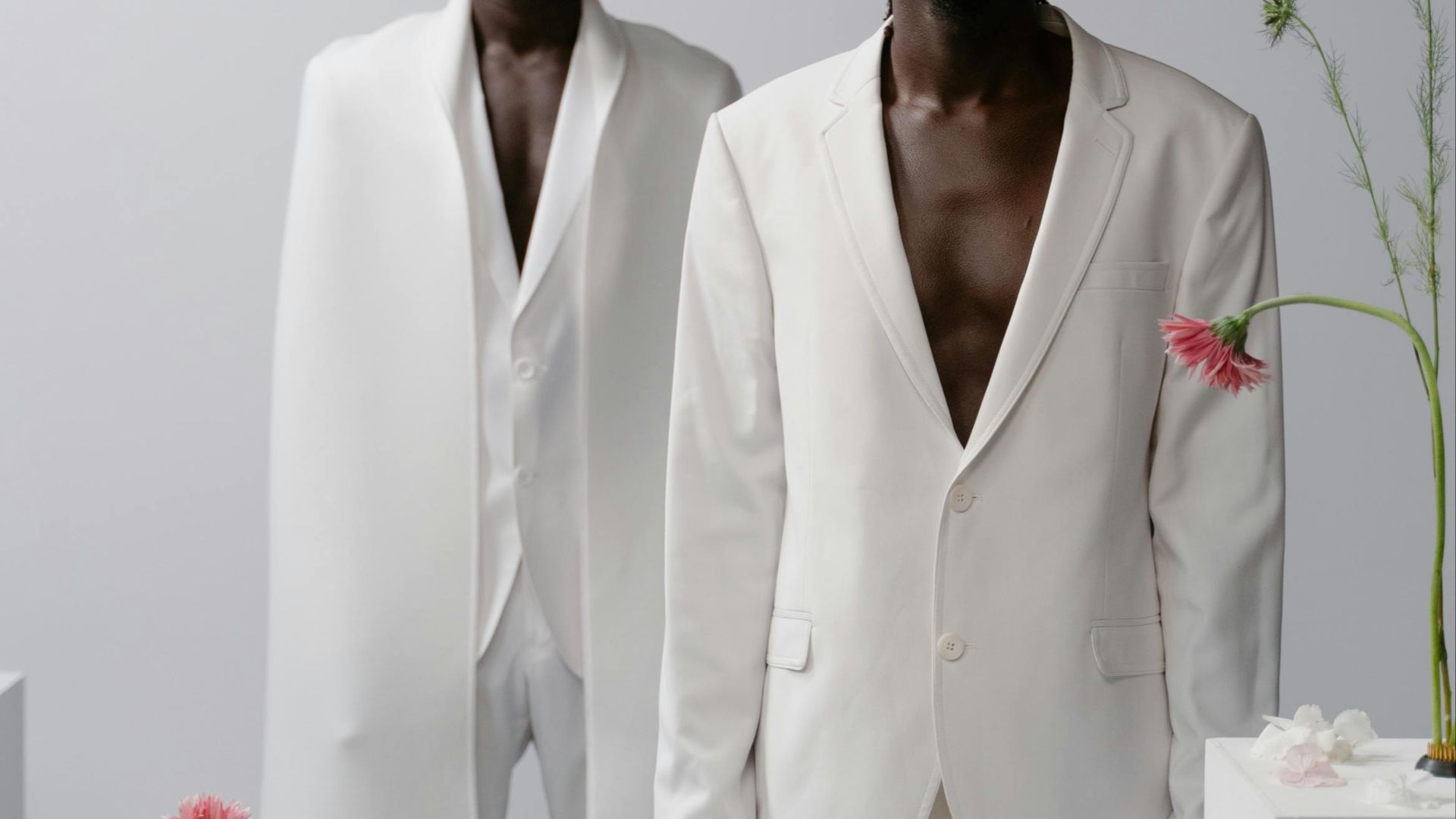 14. Costumes de couleur claire