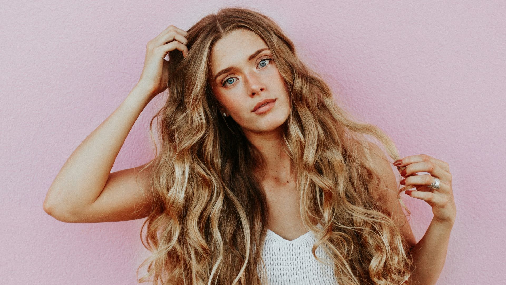 10 coiffures parfaites pour les cheveux ondulés et 10 coupes que vous regretterez