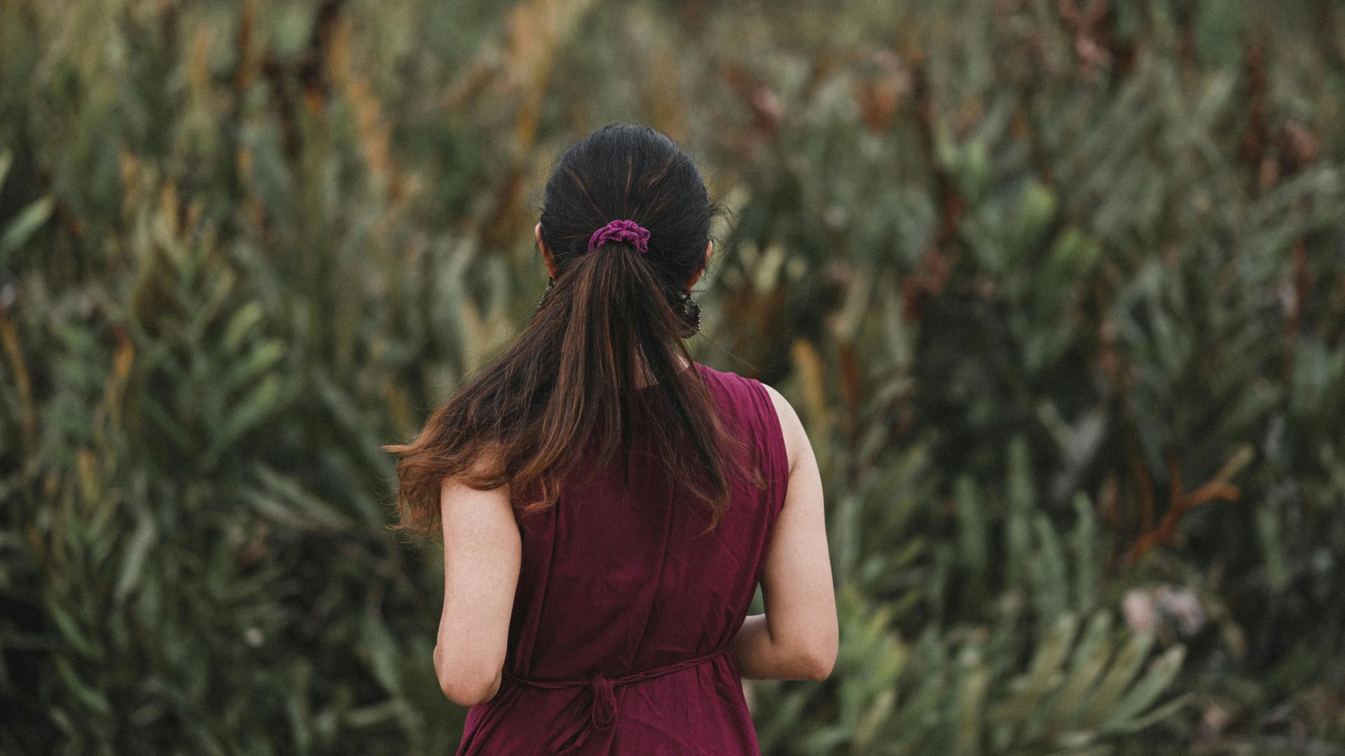 3. Queue de cheval basse ondulée avec mèche enveloppante