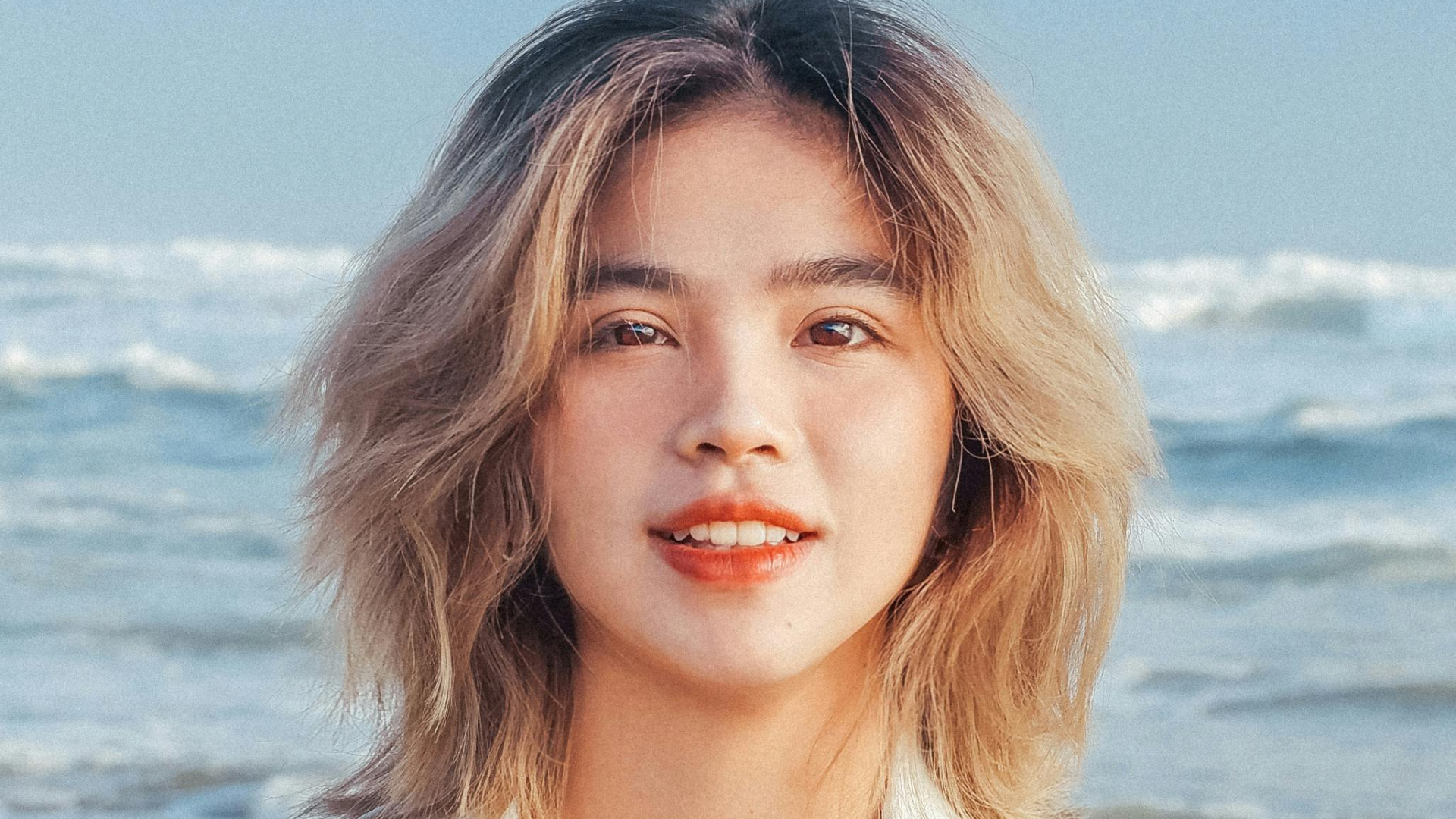 4. Bob ondulé décoiffé avec frange sur le côté