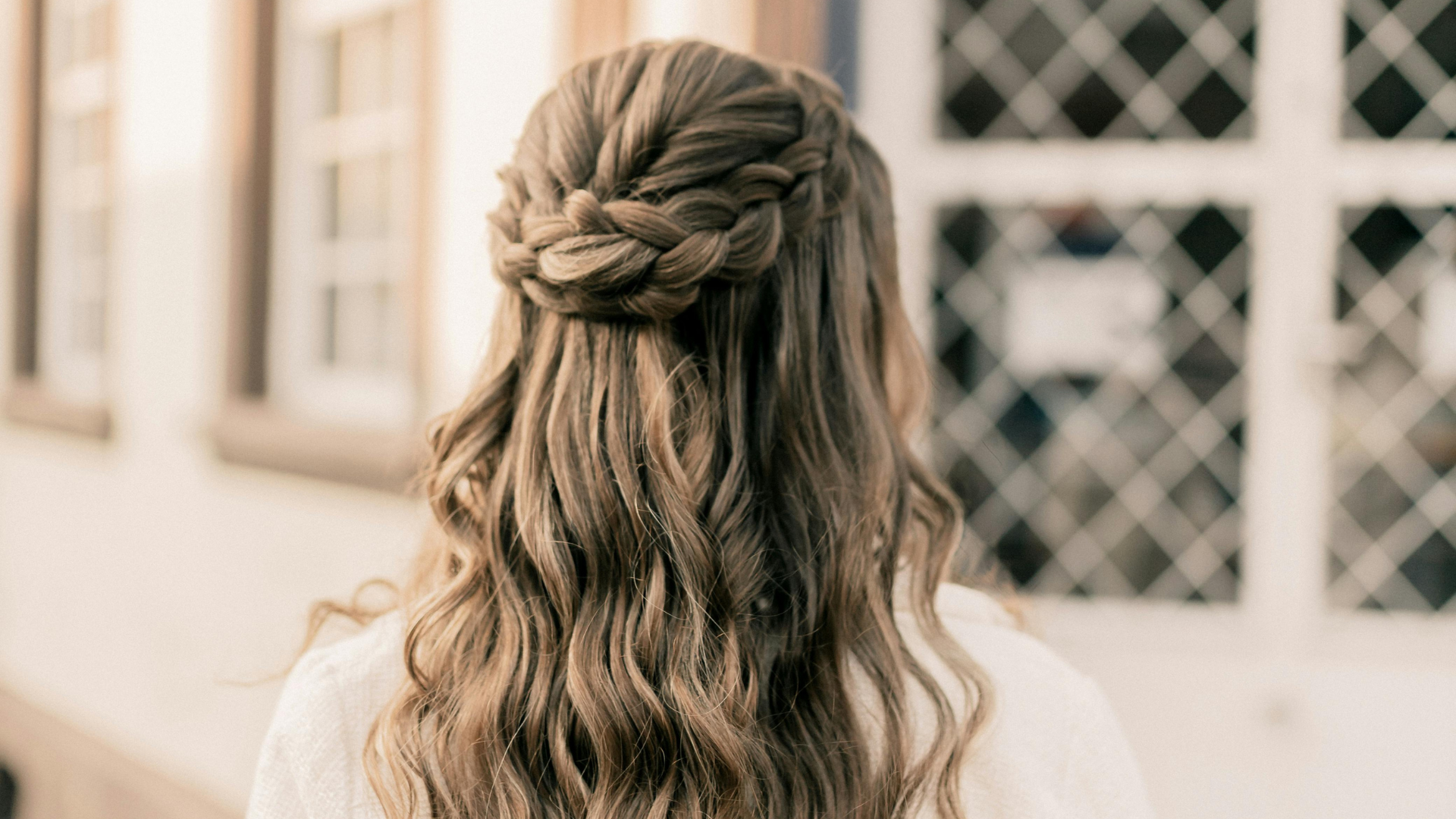 5. Cheveux ondulés avec couronne tressée