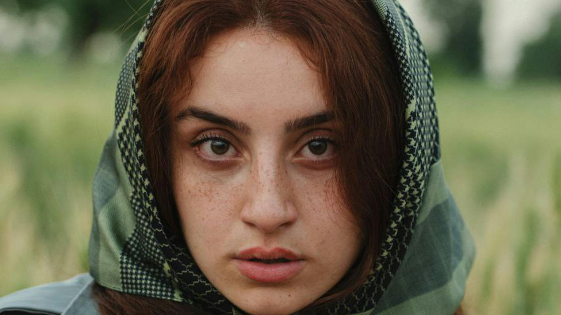 9. Cheveux ondulés avec nœud de foulard