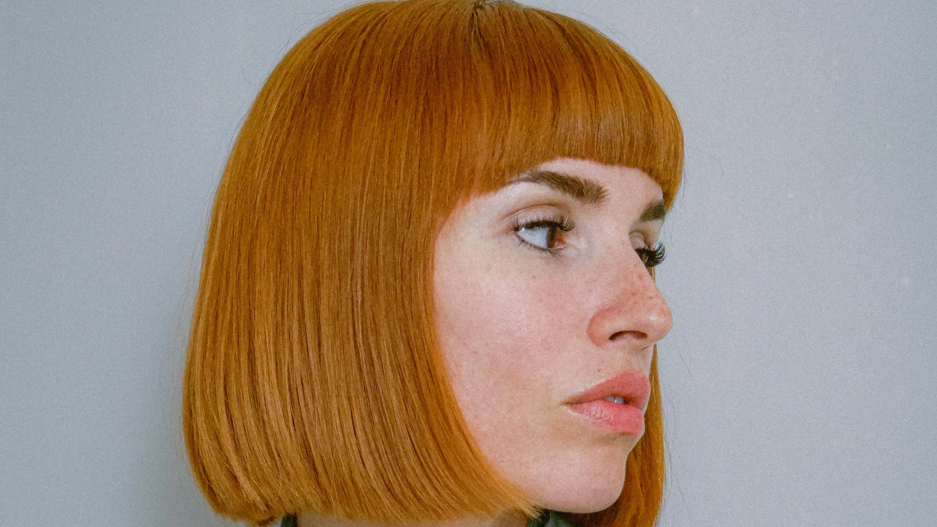 1. Bob mi-long avec frange de bébé