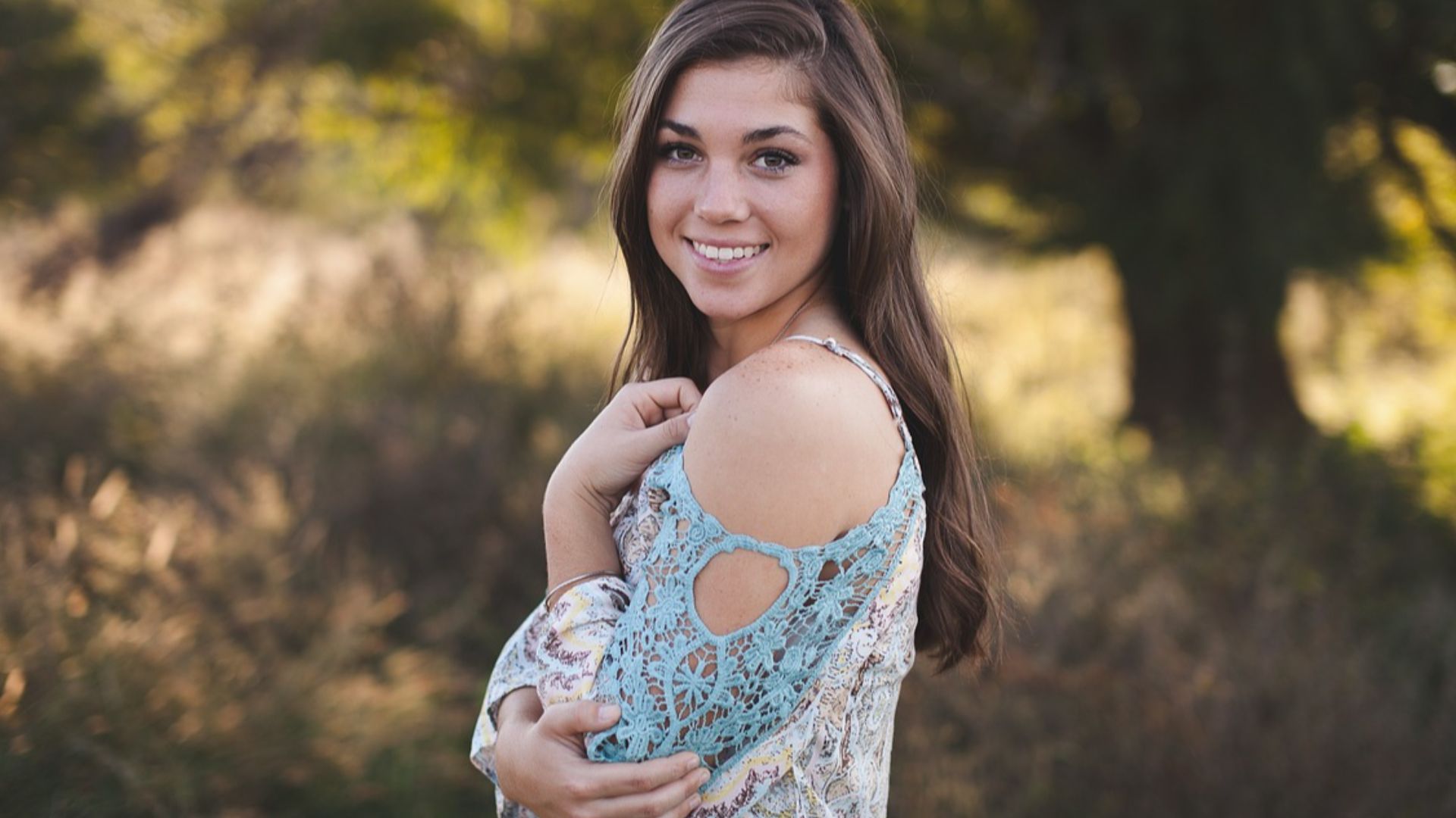 14. Blouse à épaules froides extensible