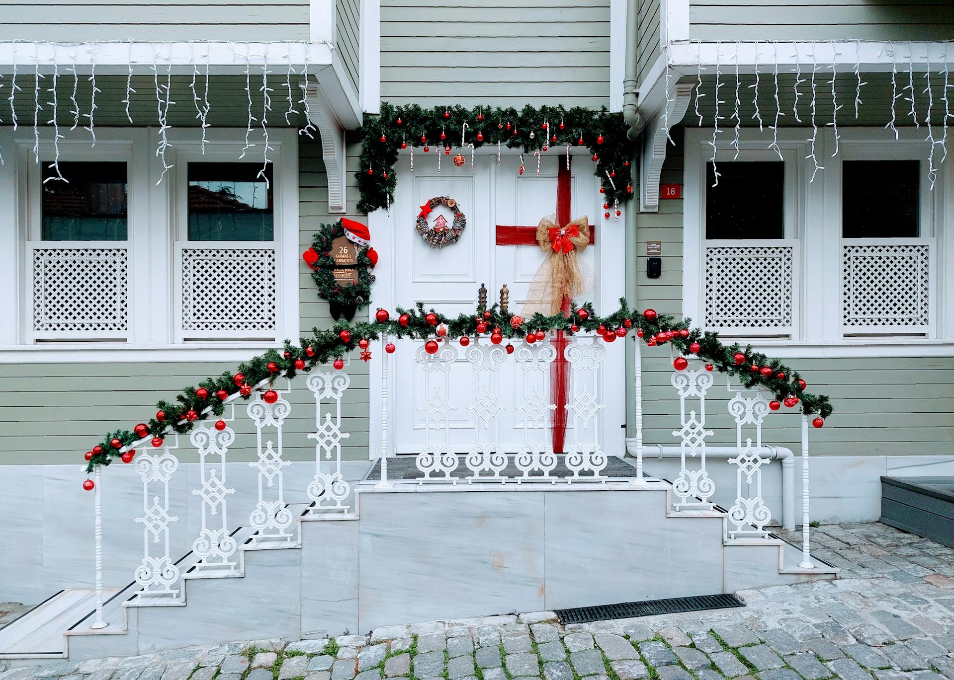 13 . A Christmas arch to decorate your entrance