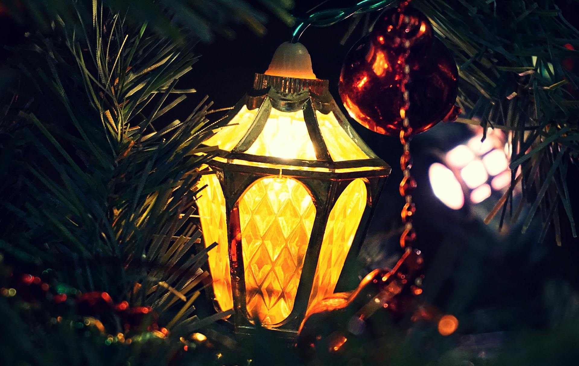16 . Multiply lanterns to light up the outdoors