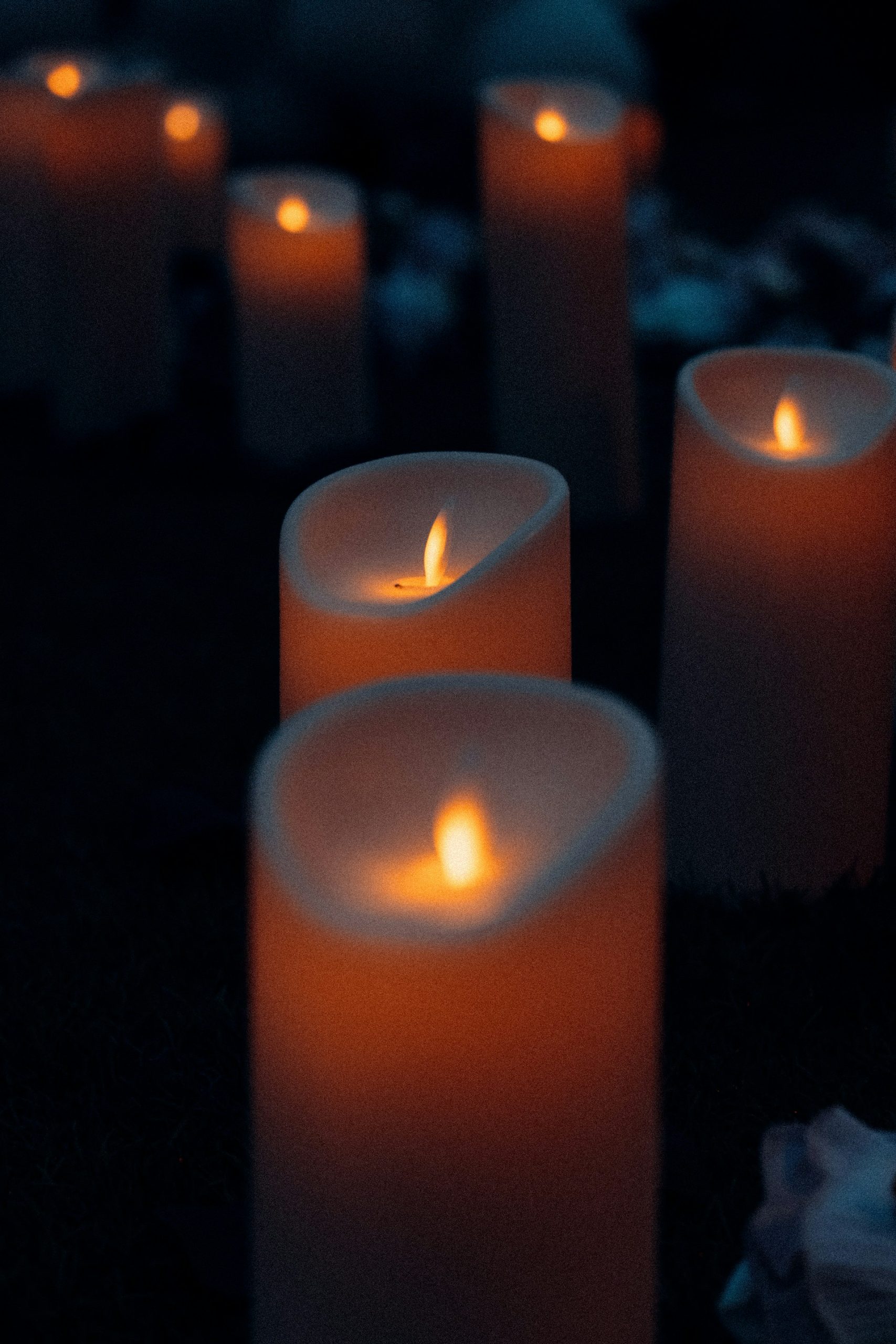 19 . Decorating walkways with candles
