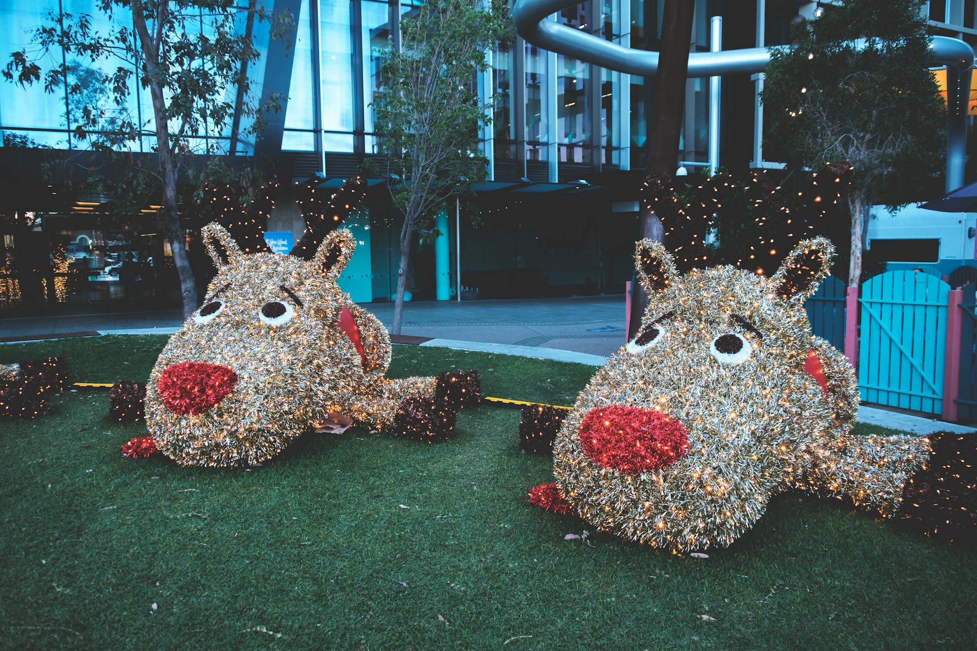 20 . Populate the lawn with Christmas characters