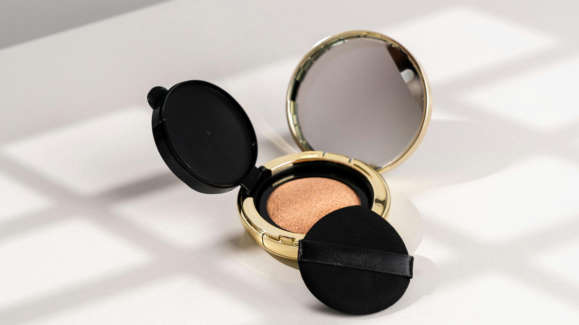 13. Clé De Peau Beauté Fond de Teint Coussin Radieux