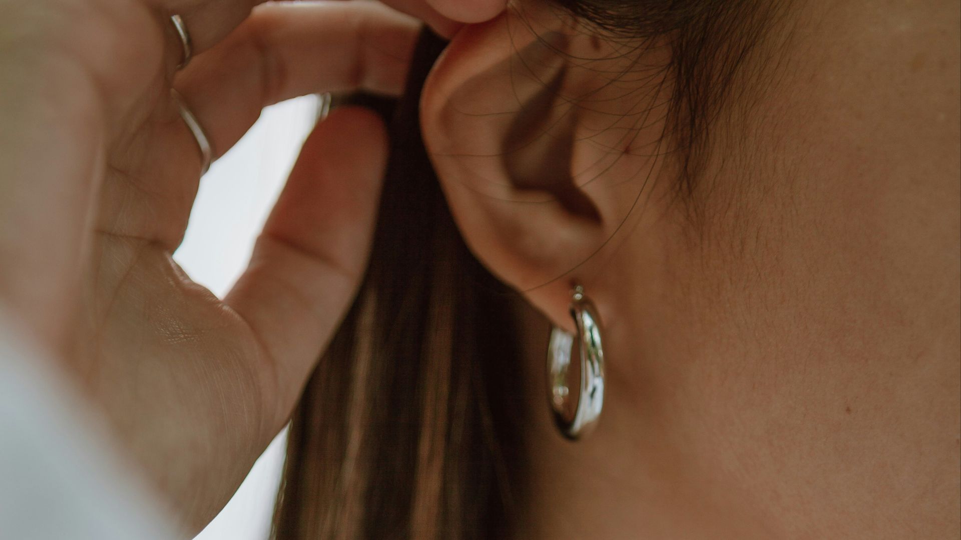3. Mettre les cheveux derrière l'oreille
