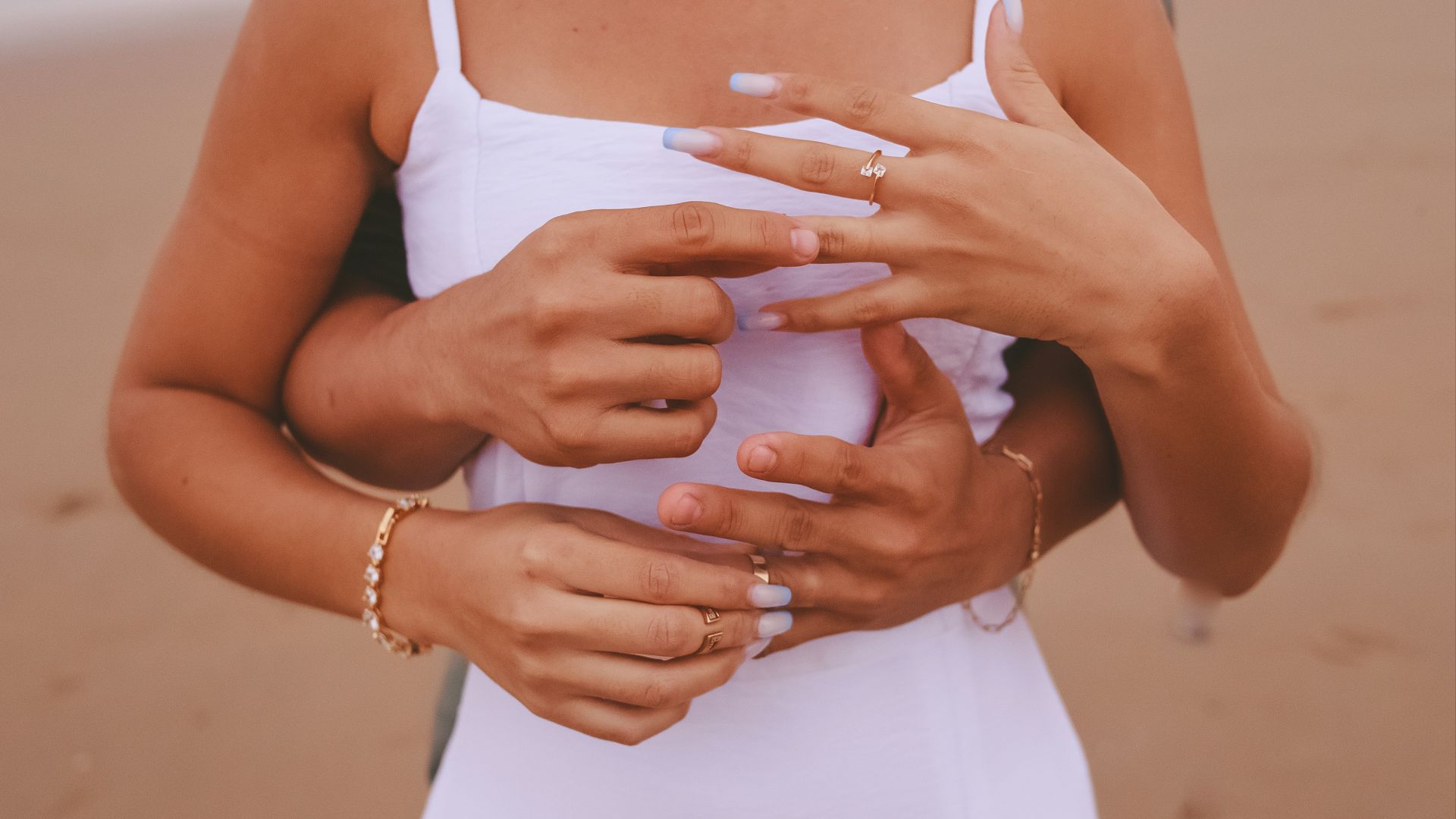 2. Mettre un bras autour de la taille