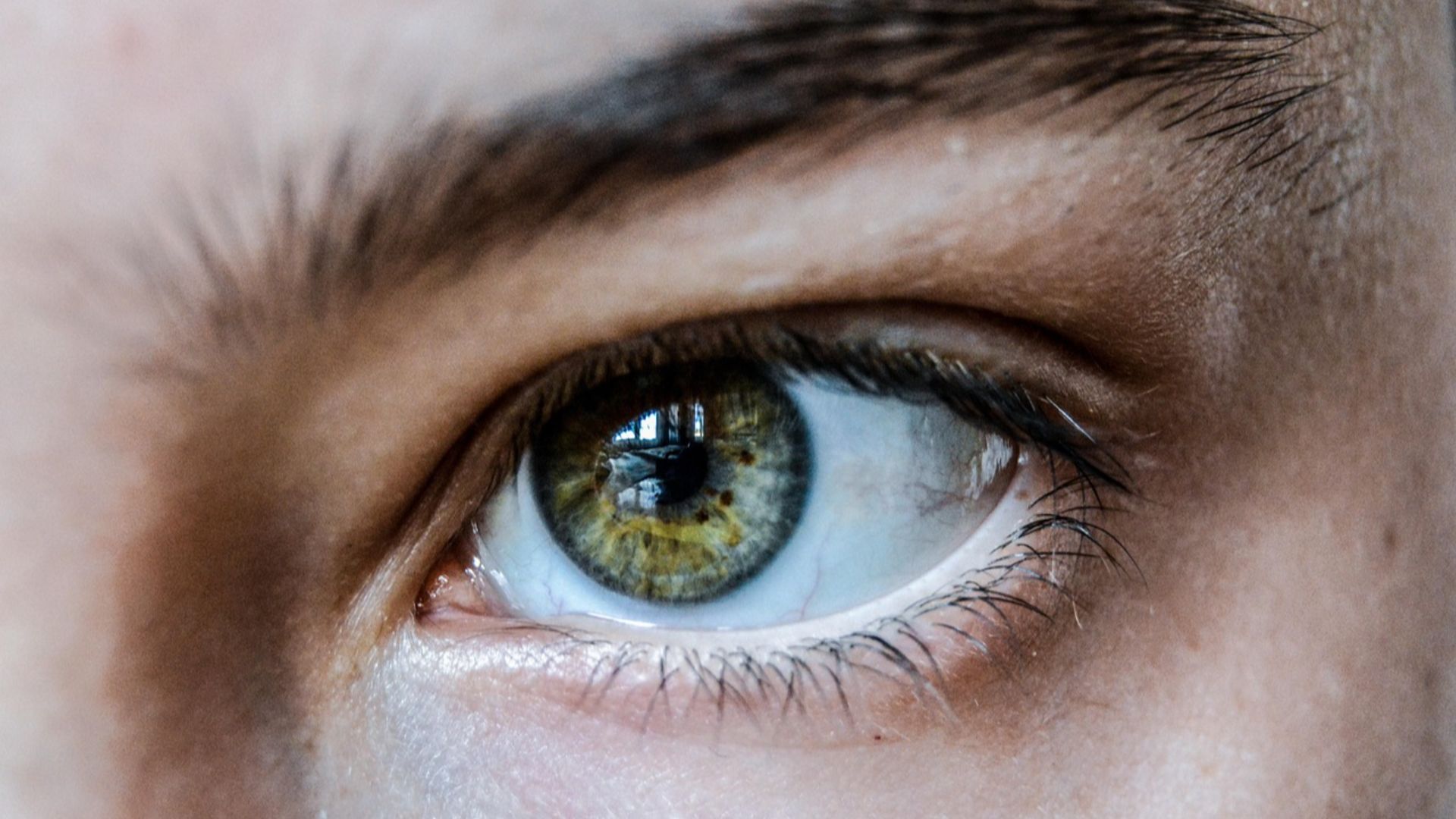 7. Lever le sourcil