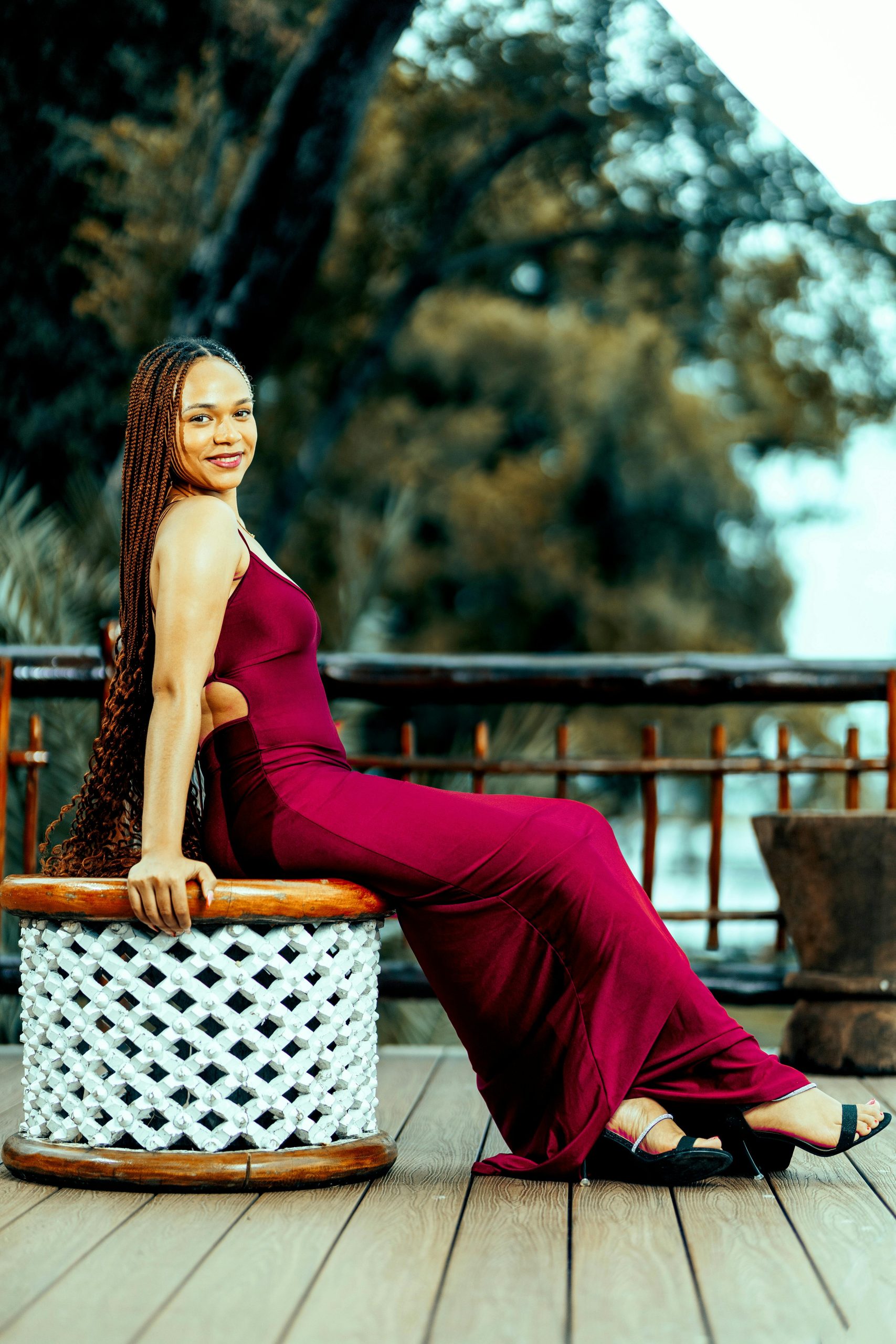 4. La robe en velours bordeaux avec des talons aiguilles