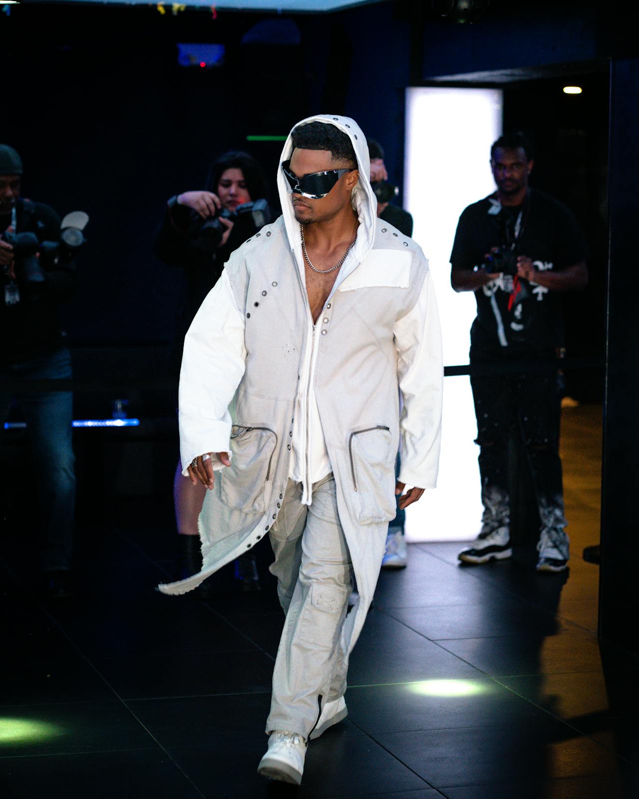 7. Adopter des vêtements bariolés