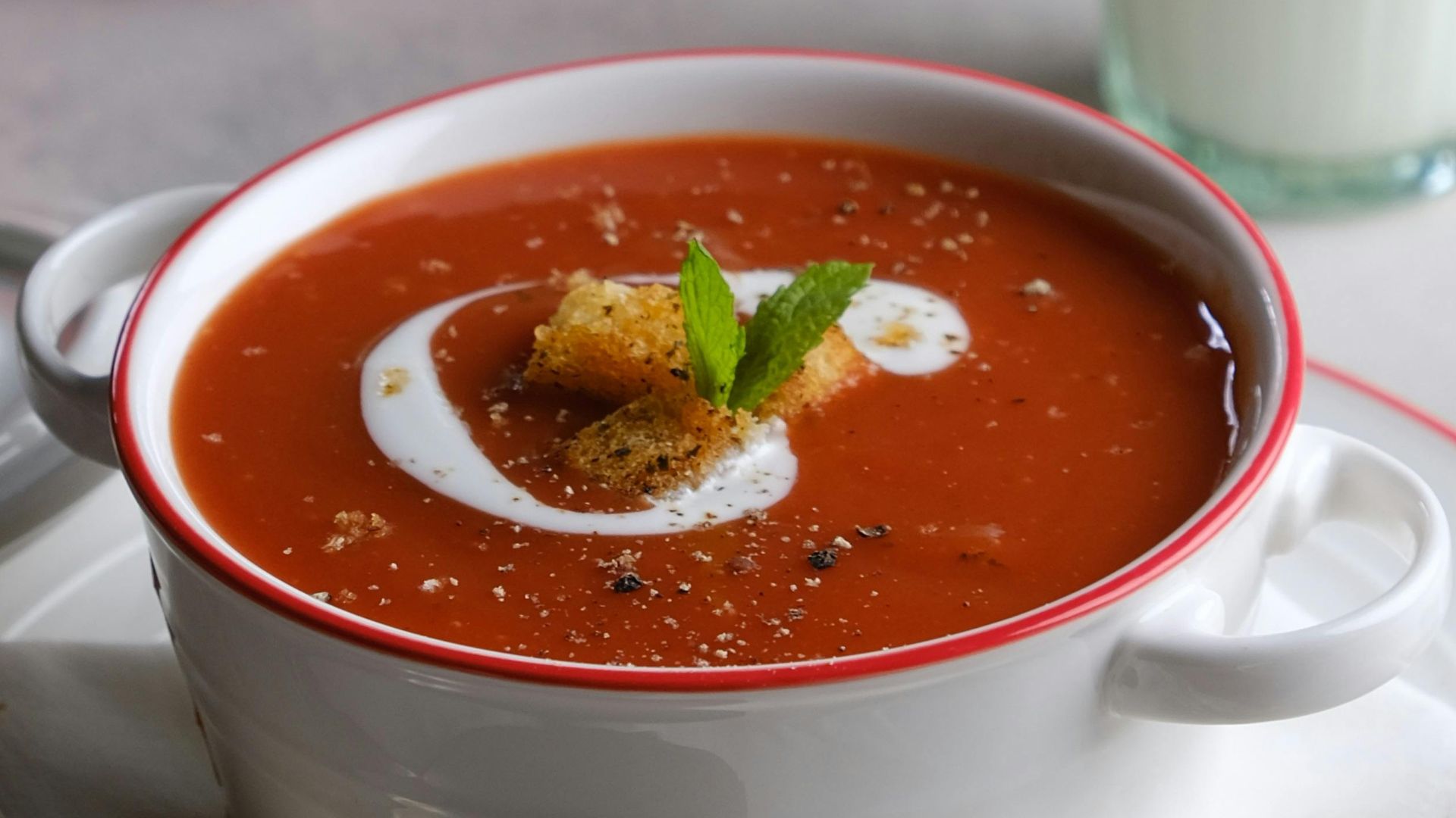 7. Tomates et basilic aux poivrons rouges grillés