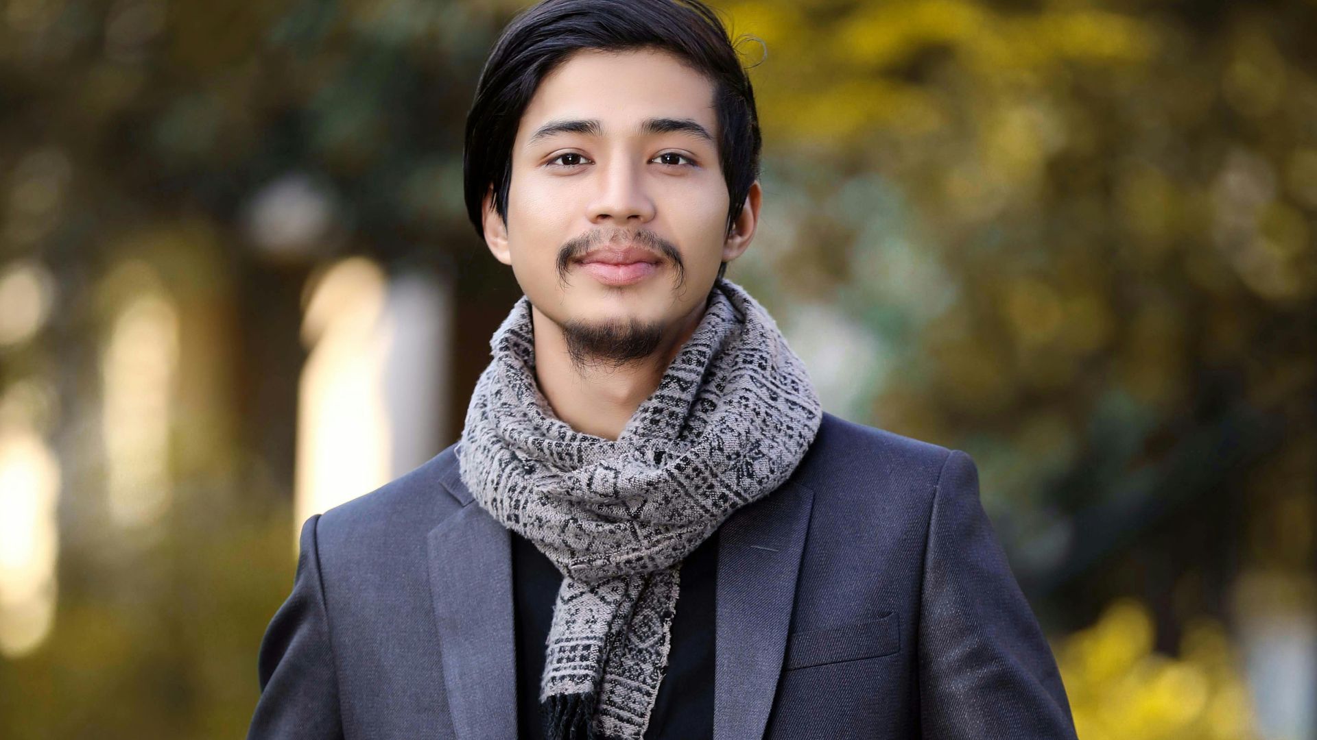 2. Foulard de couleur neutre pour blazers structurés