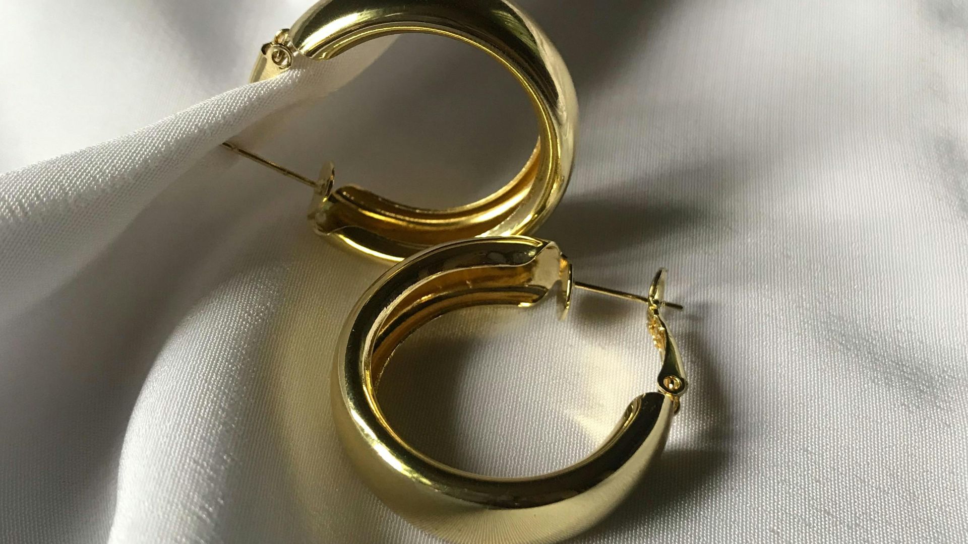 3. Boucles d'oreilles en or moyen