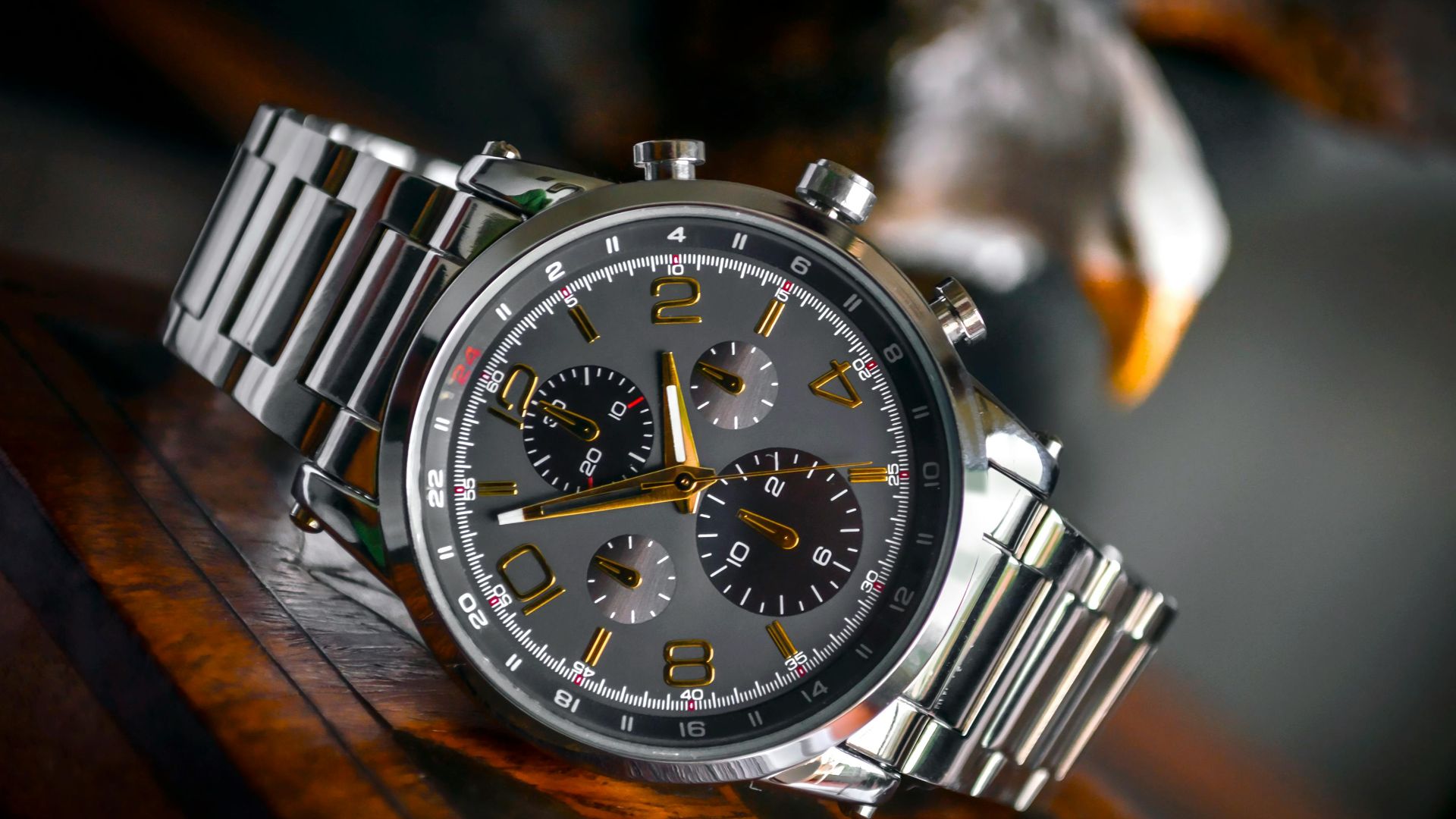 4. Montre en acier inoxydable à profil étroit