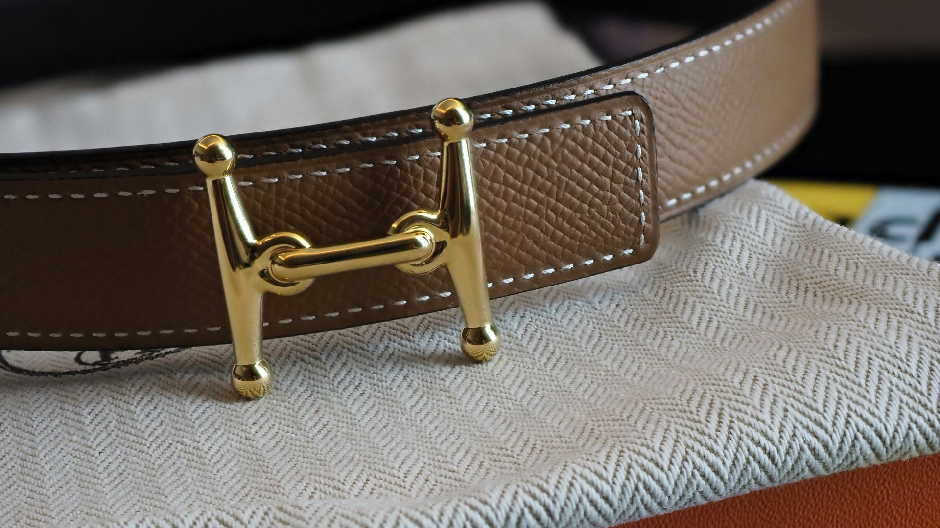 11. Ceinture décontractée en cuir avec boucle dorée