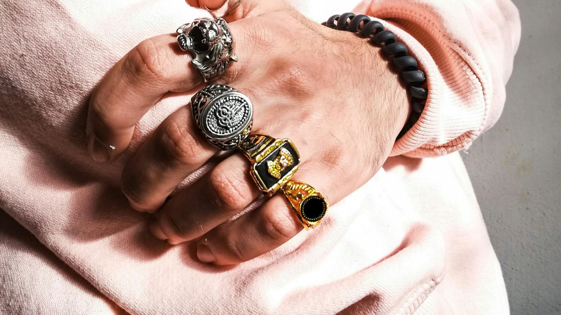 15. Chevalière avec pierre subtile