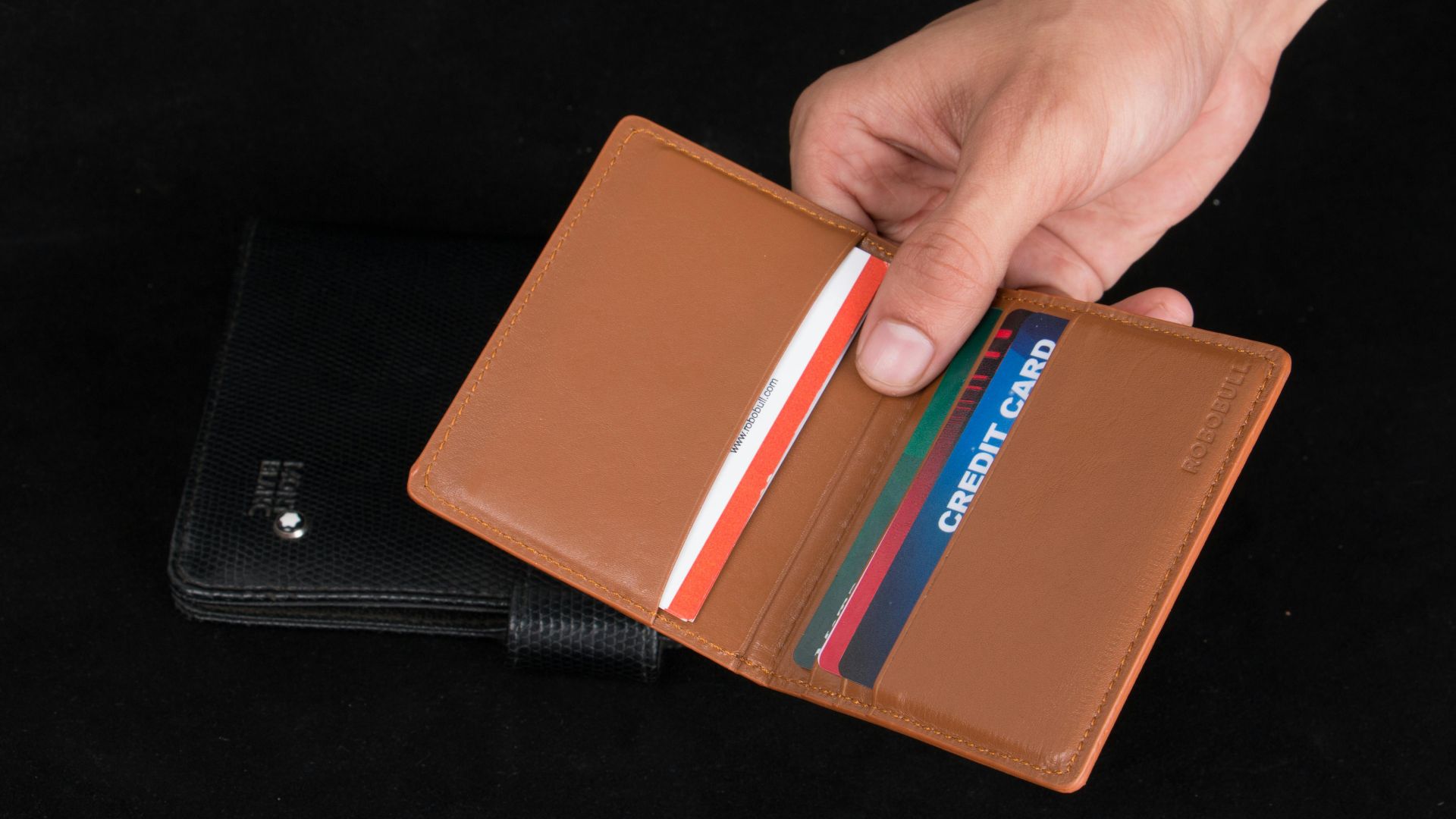 16. Porte-cartes en cuir monogrammé