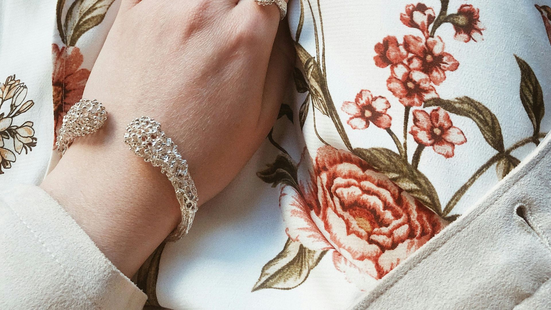 17. Bracelet manchette au design subtil