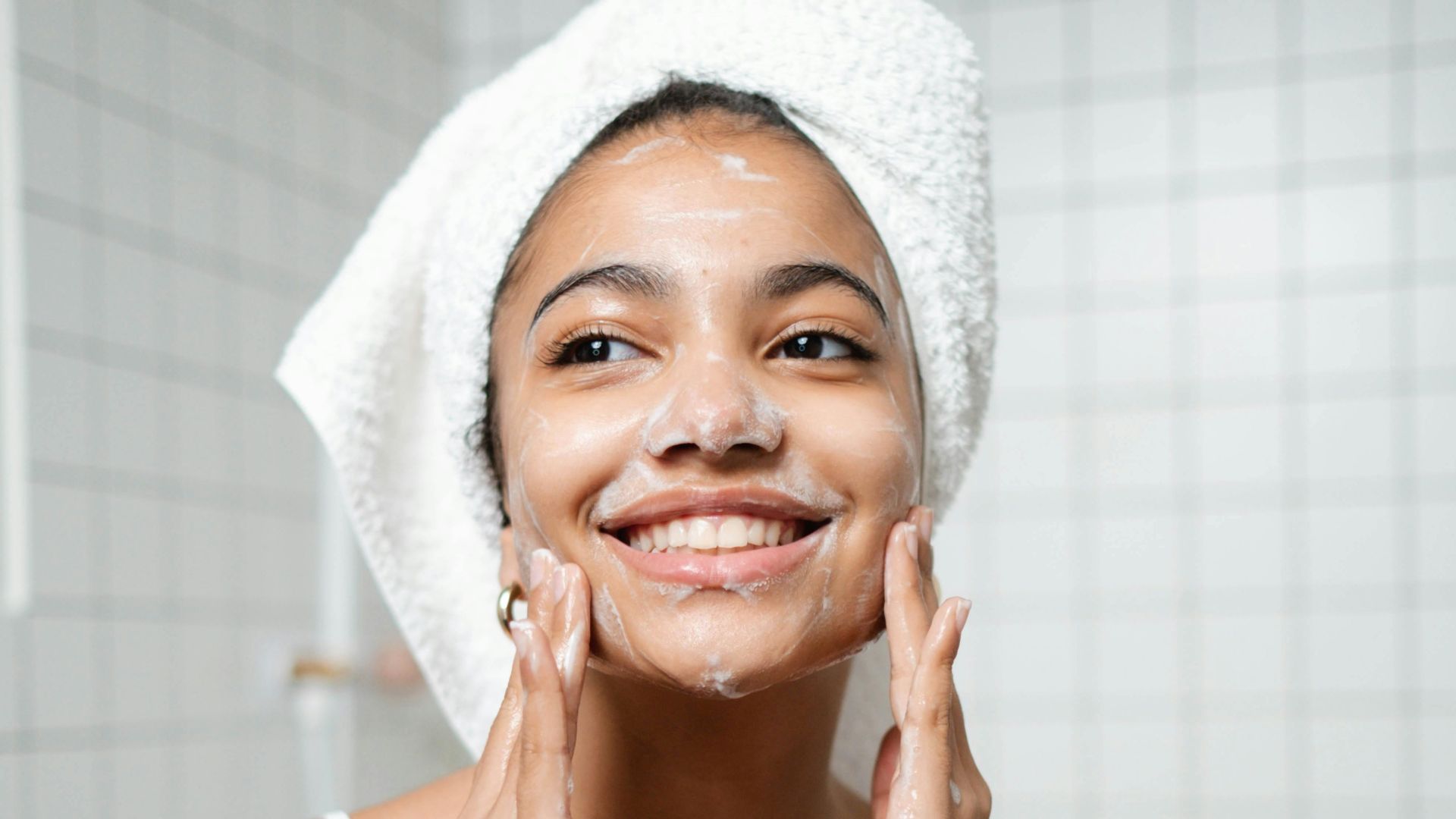 1. Commencez toujours par une peau propre et hydratée