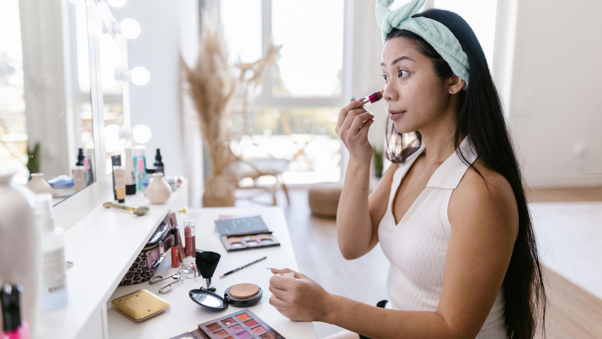 2. Appliquer une couche de fond pour lisser et prolonger la tenue du maquillage