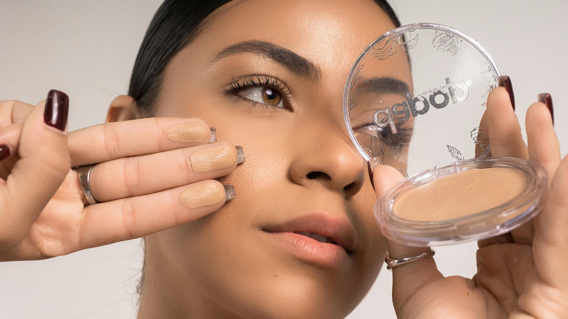 6. Fixer le maquillage de base avec une poudre translucide