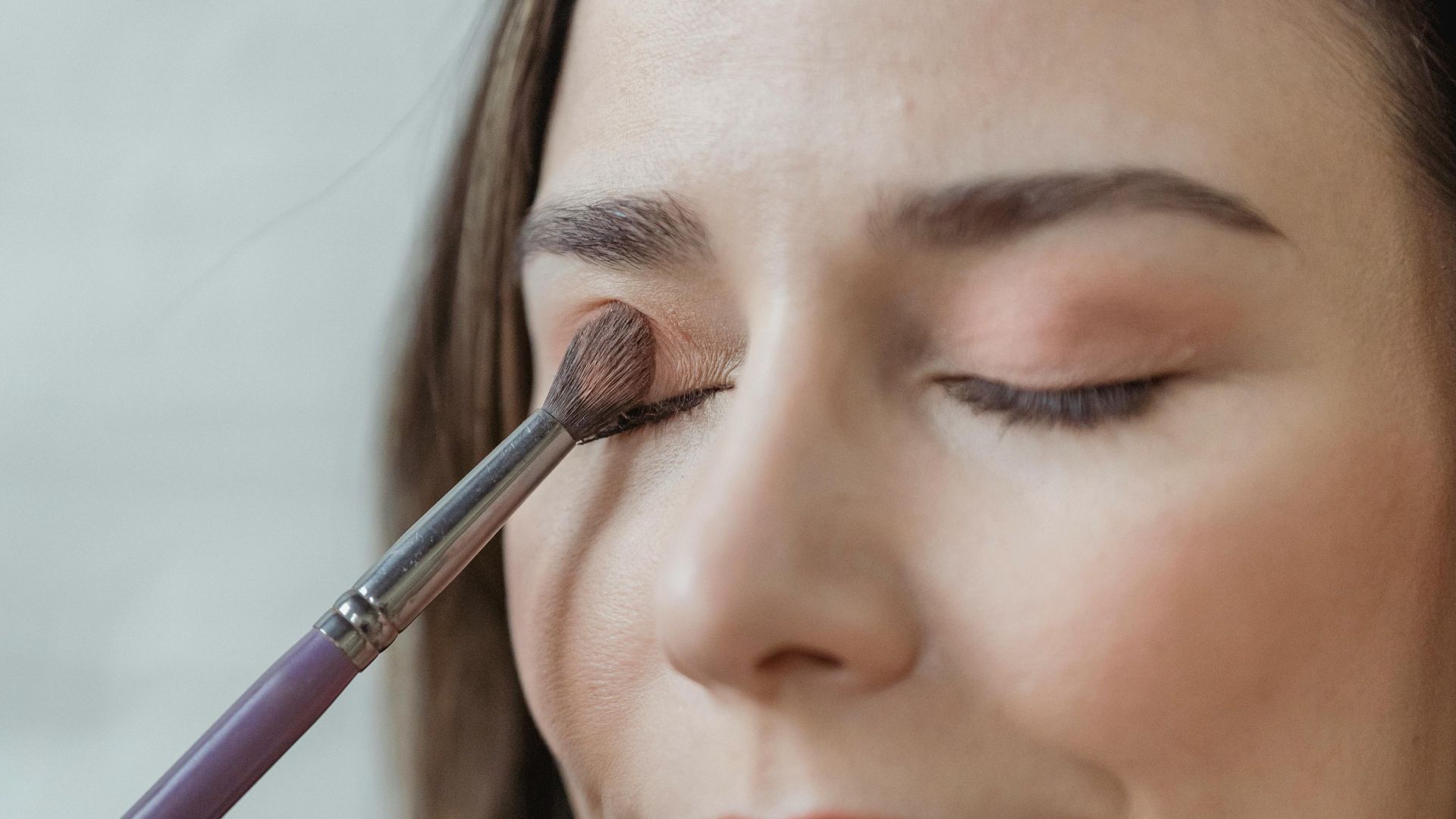 8. Estomper l'ombre à paupières à l'aide d'un pinceau fin