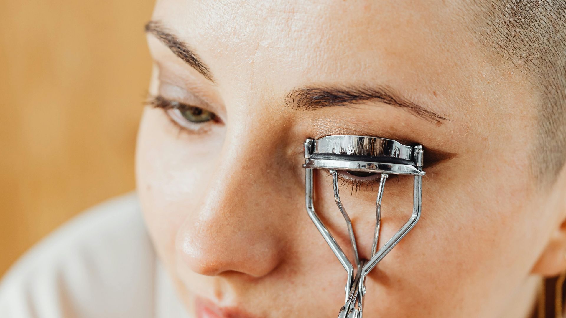 11. Recourber les cils avant d'appliquer le mascara