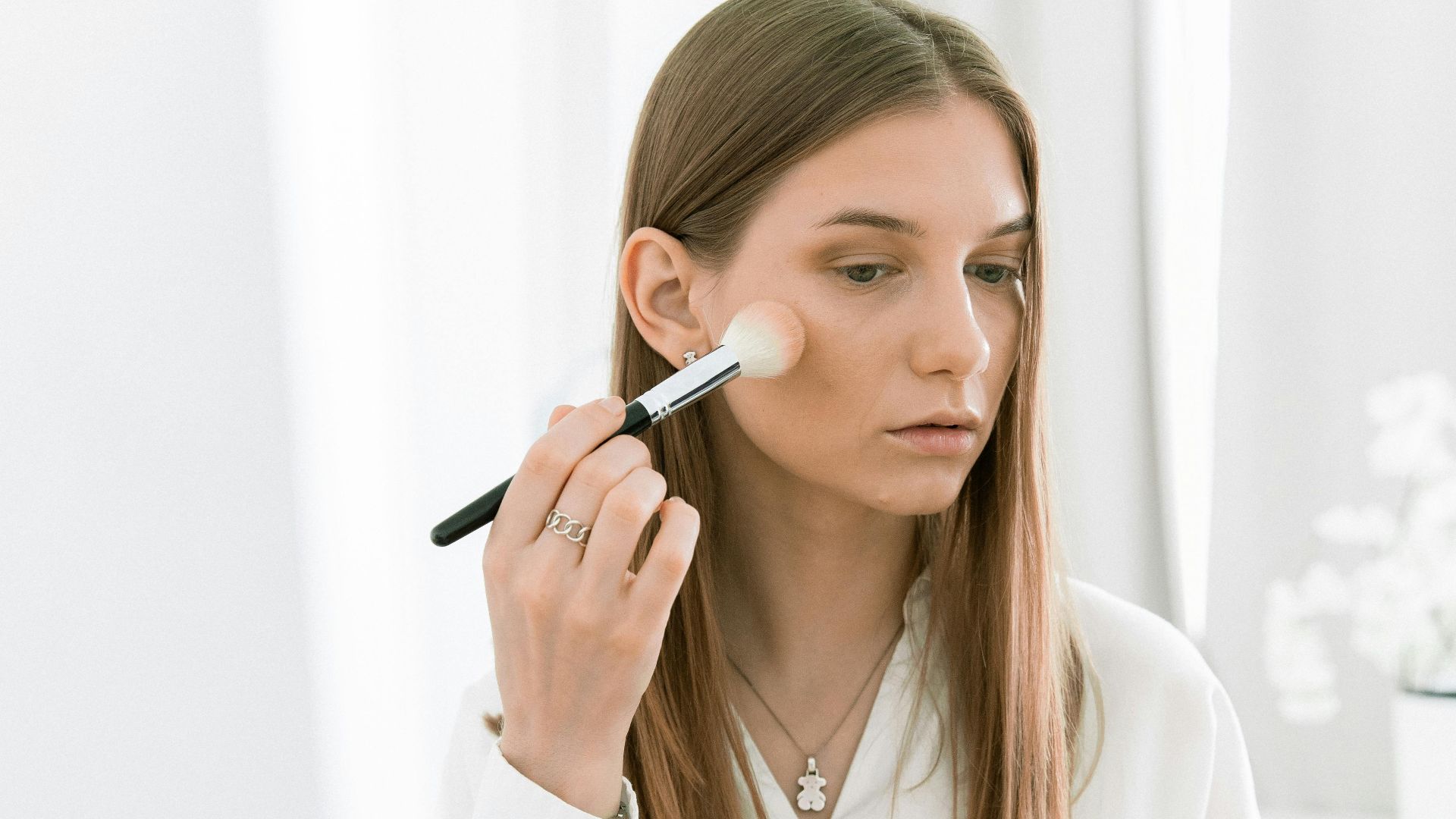 13. Appliquer le fard à joues sur les pommettes