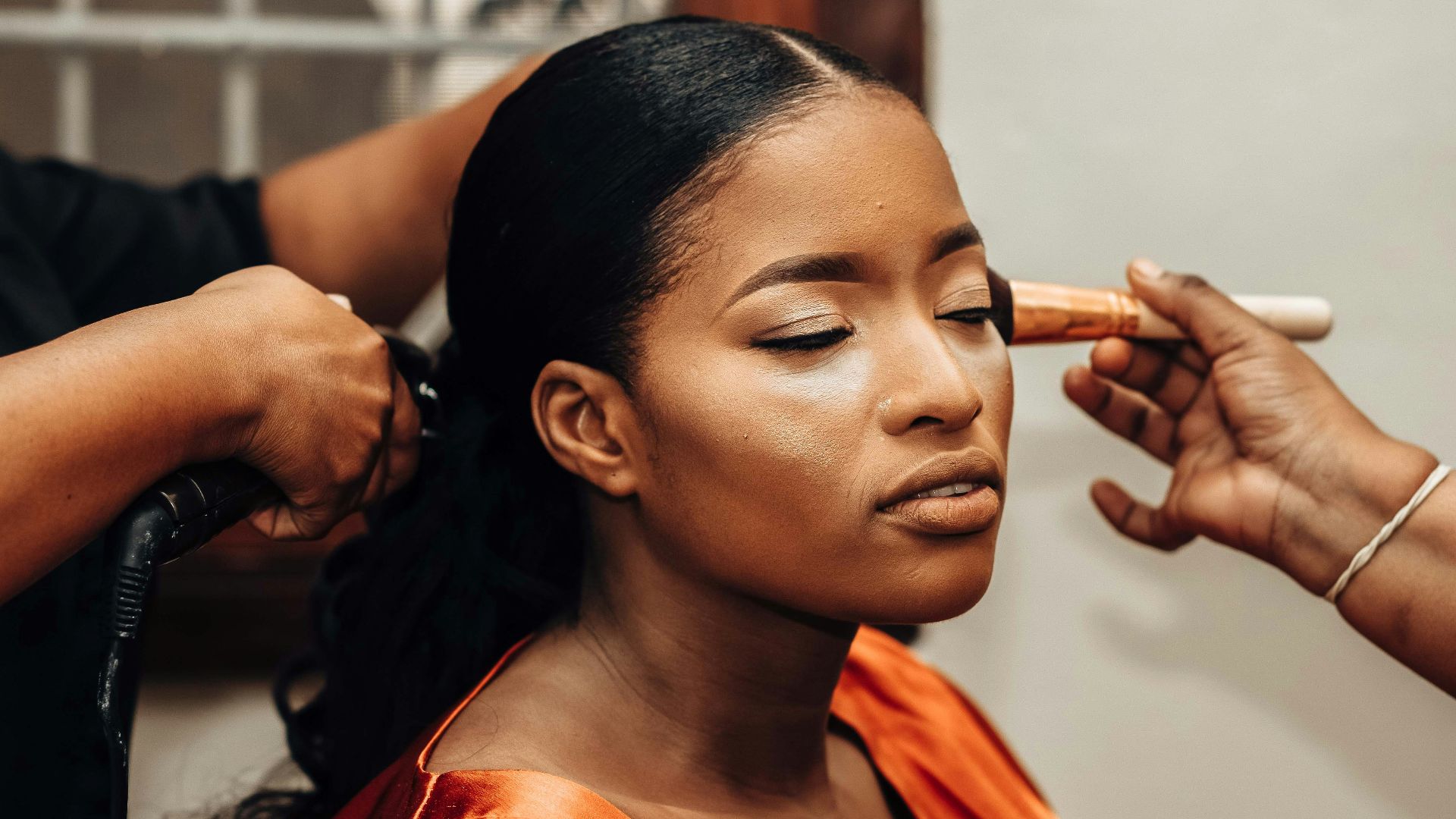 14. Mélanger le bronzeur le long de la racine des cheveux et de la mâchoire