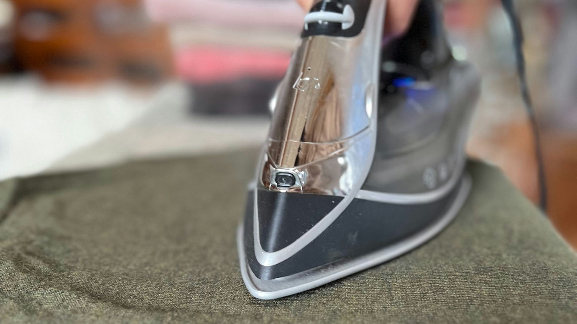 10. Utiliser un défroisseur ou un fer à repasser