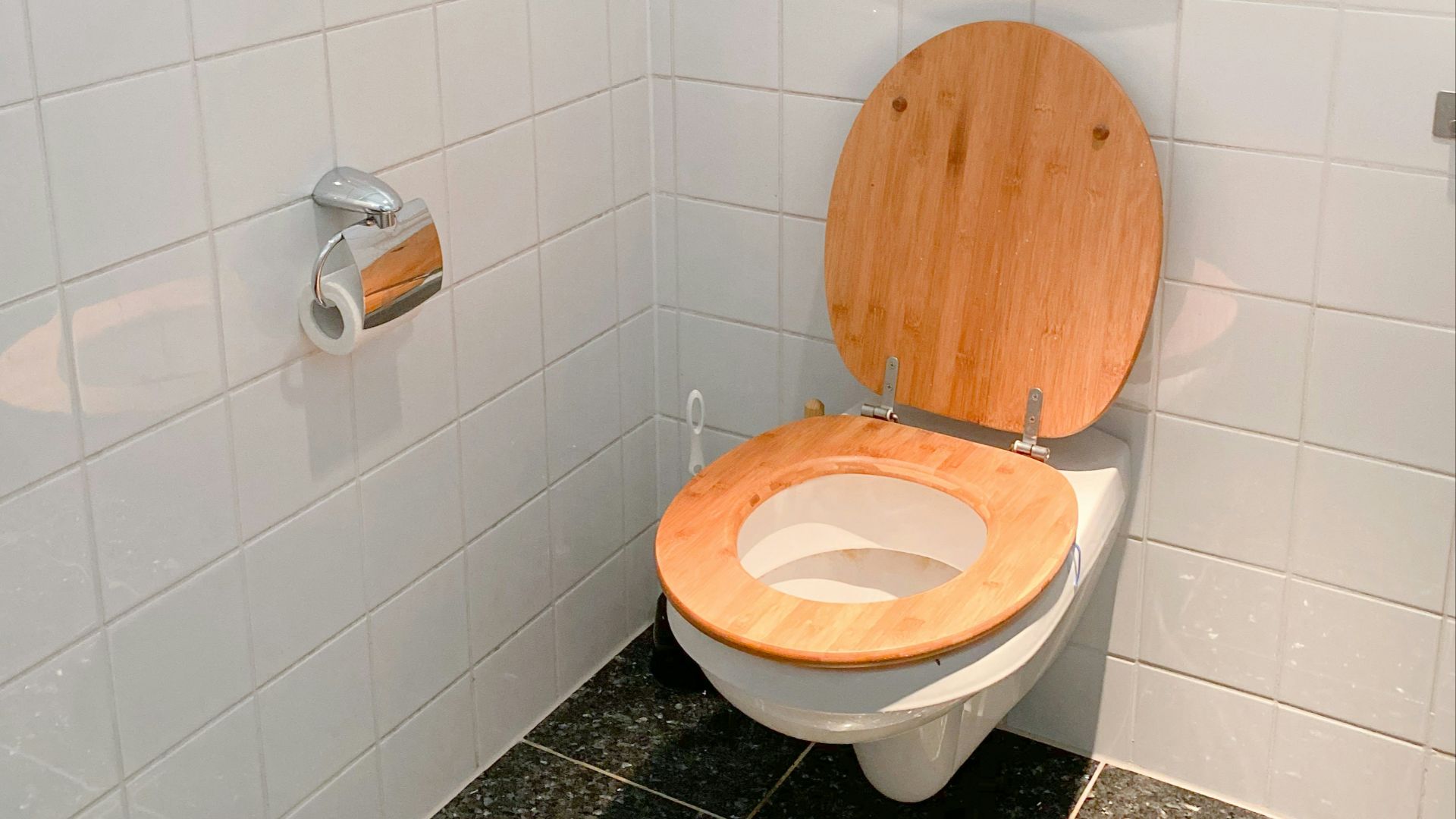 15. Remplacer le couvercle du siège des toilettes