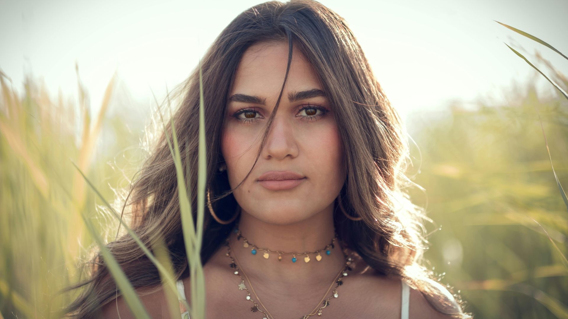 8. Des colliers qui attirent le regard vers le haut